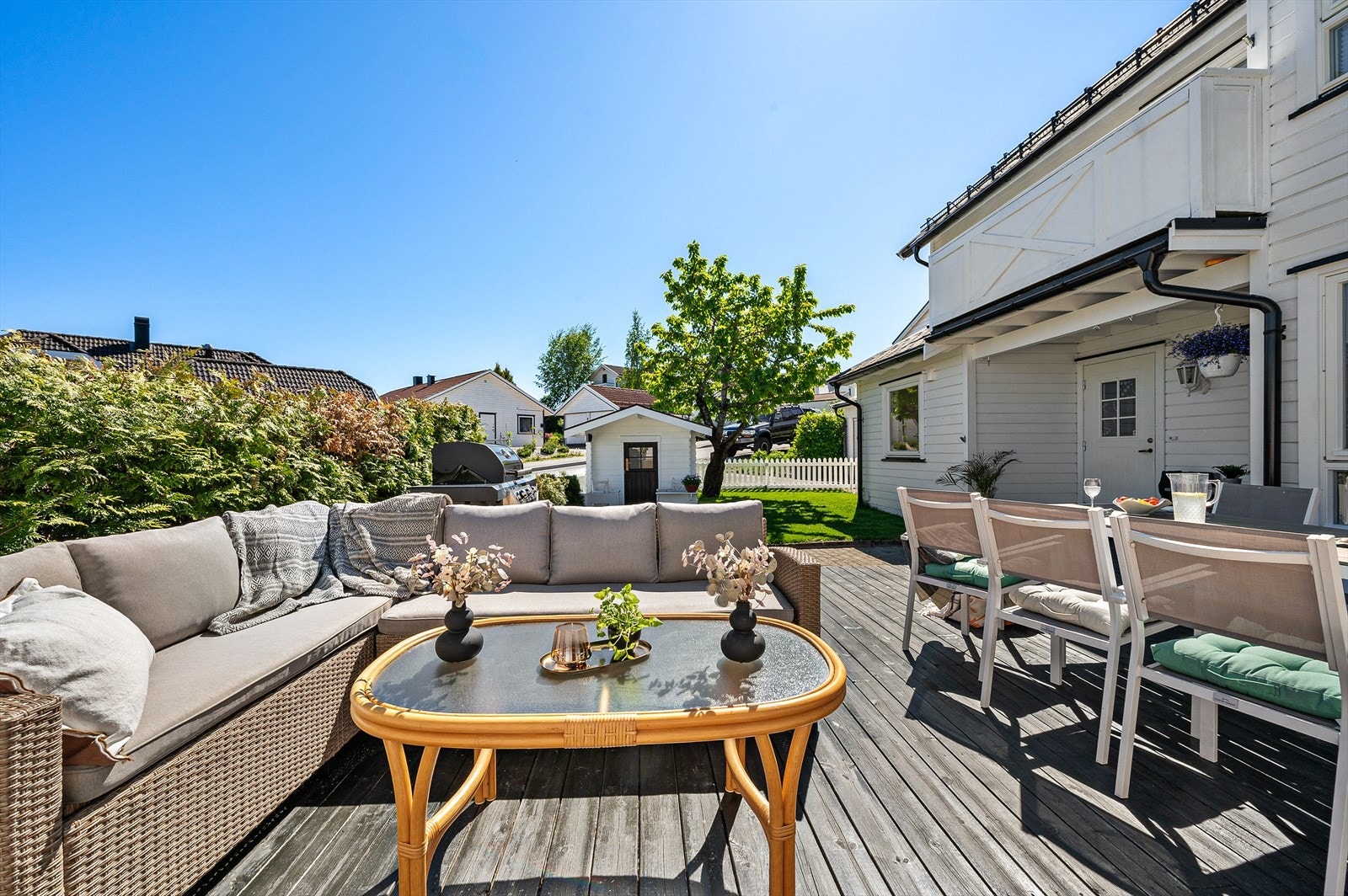 Sjarmerende uteområde med plass til både sittegruppe, spisebord og grill. Galleribilde