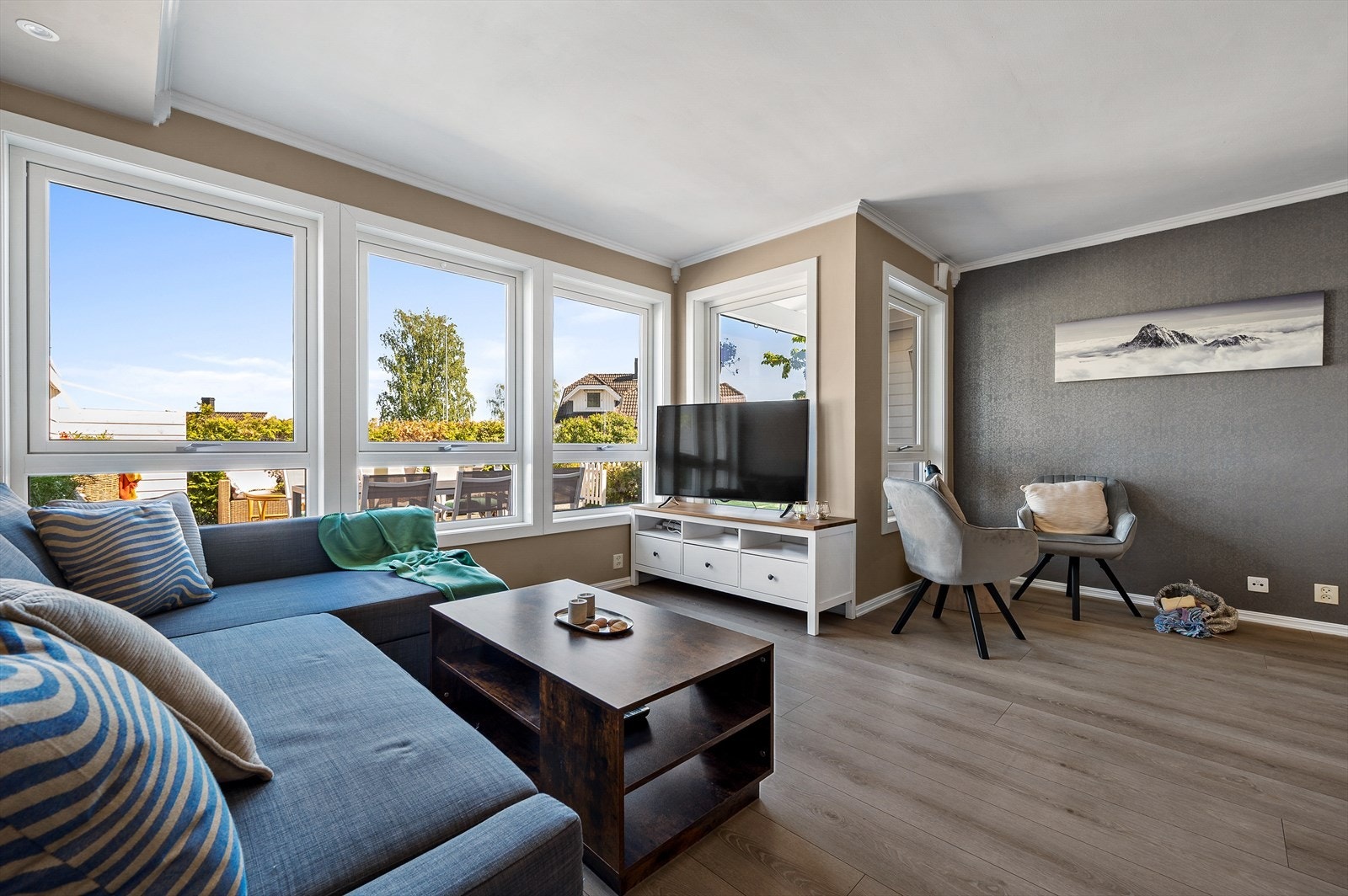 Stuen har store vindusflater som slipper inn rikelig med naturlig lys. Galleribilde