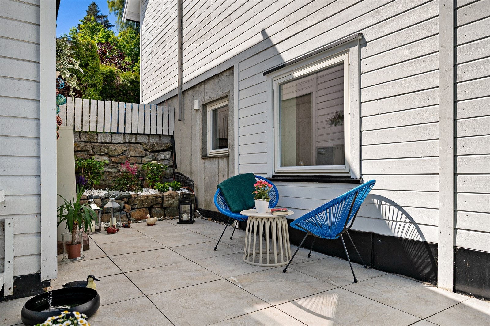 Koselig uteplass med flere møbleringsmuligheter. Galleribilde