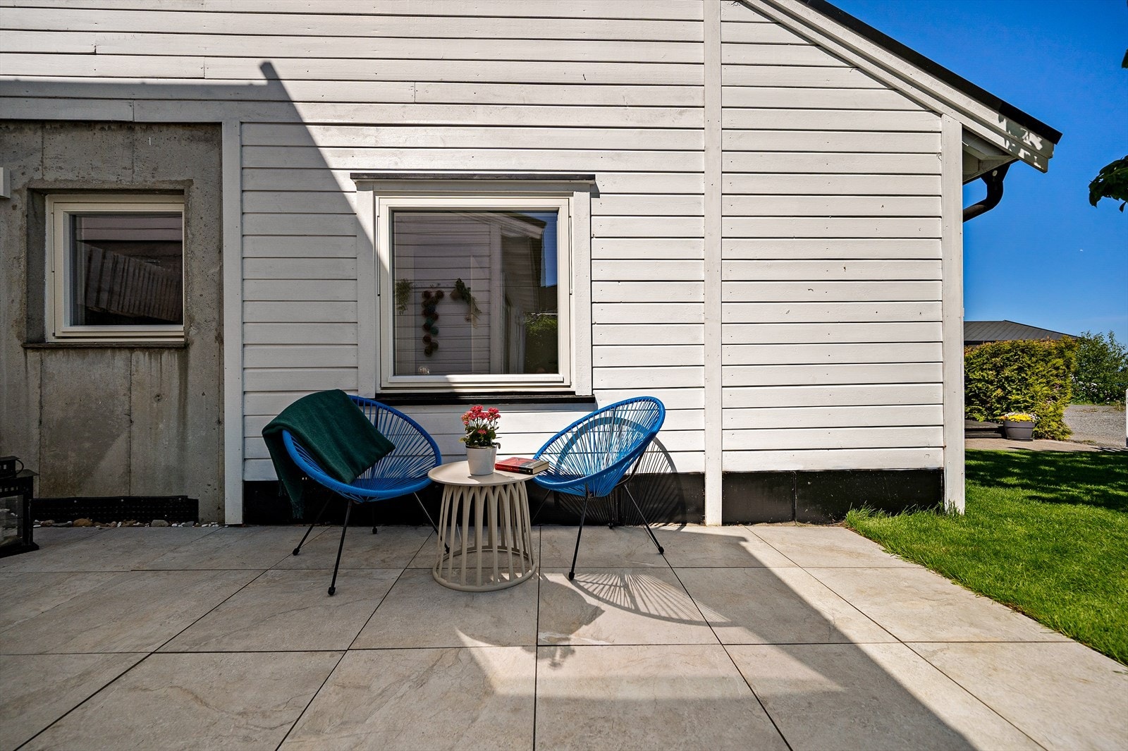 Koselig uteplass med flere møbleringsmuligheter. Galleribilde