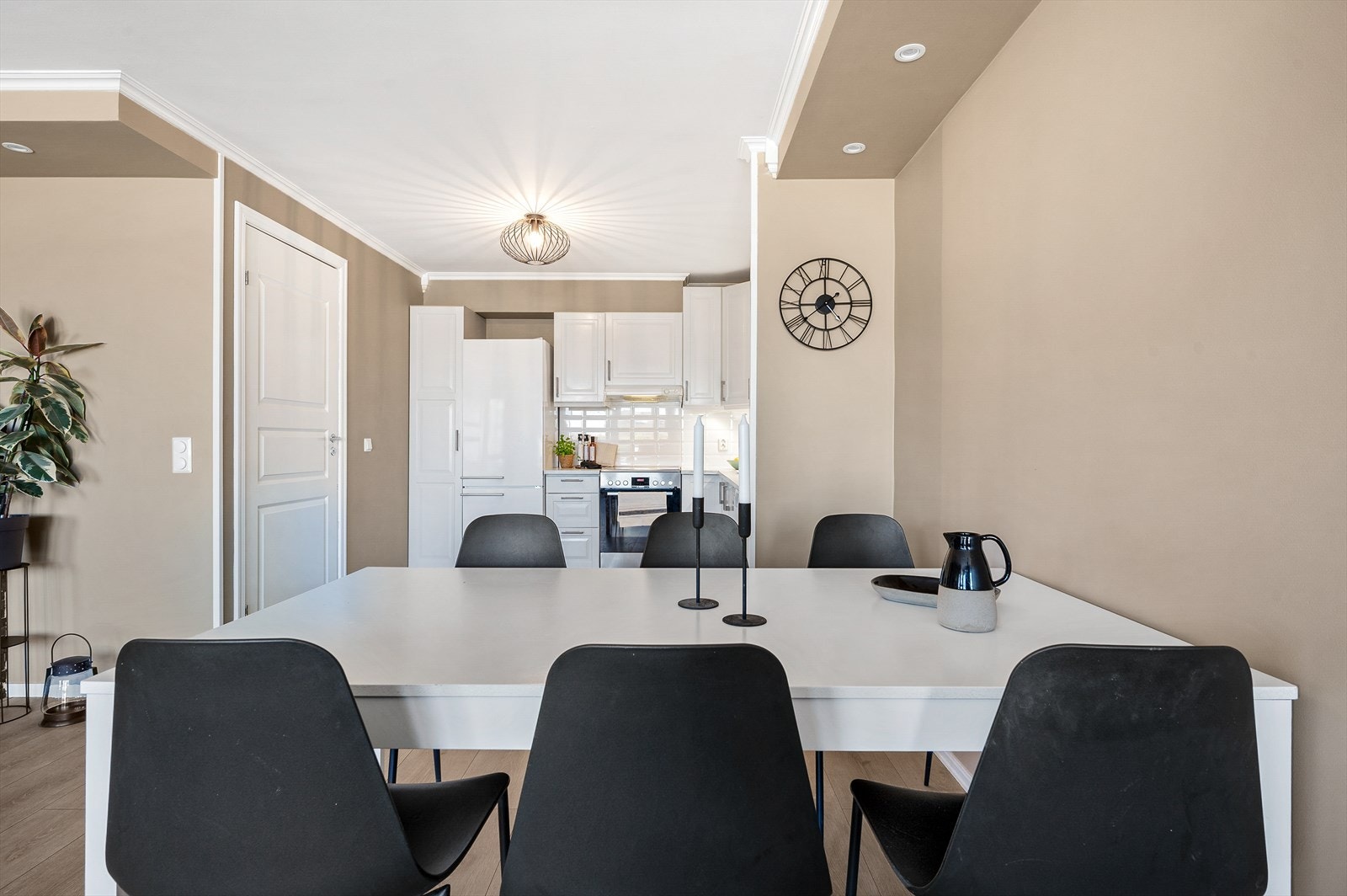 Fra stuen er det åpen kjøkkenløsning med plass til spisebord. Galleribilde