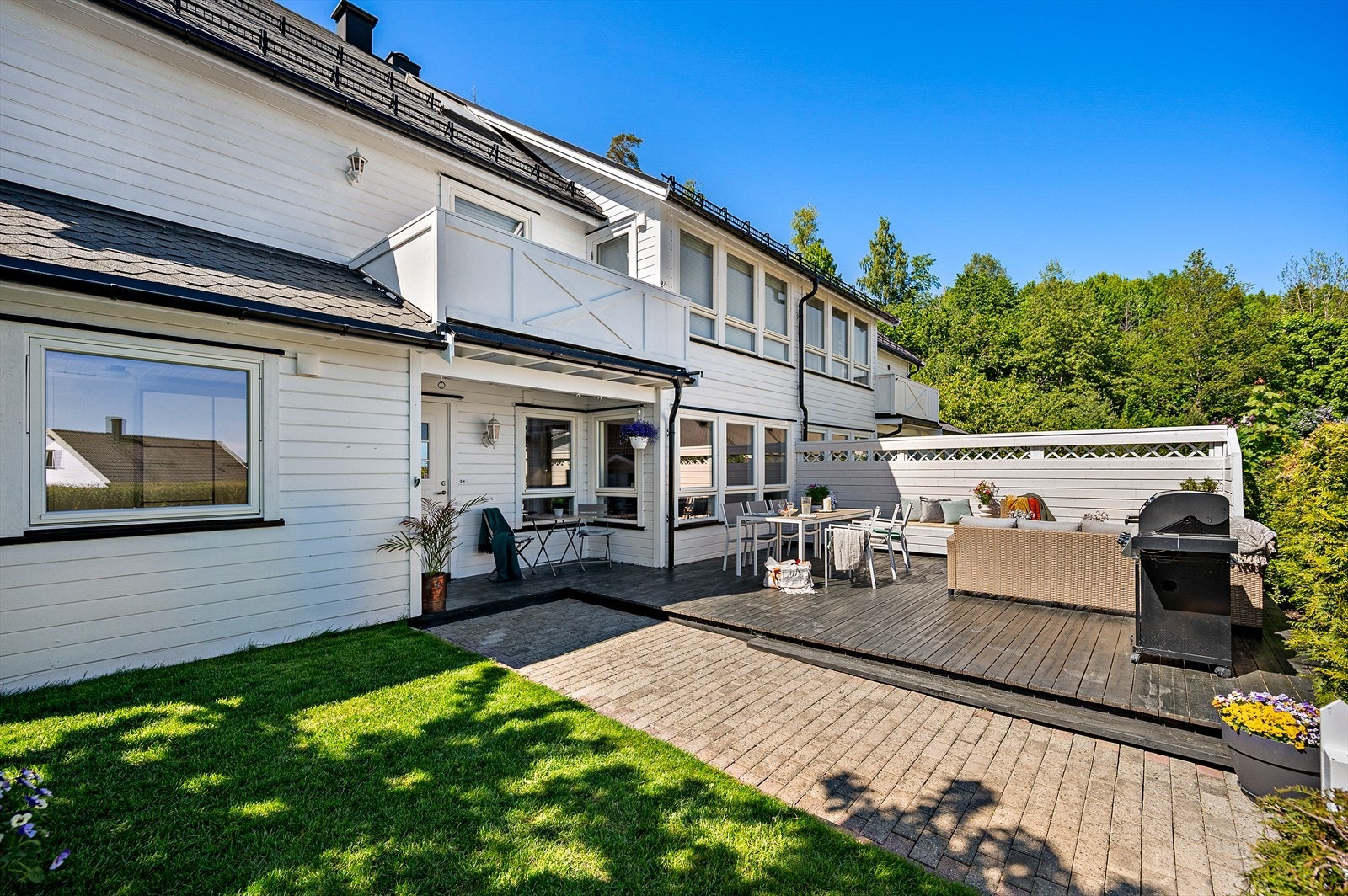 Stor terrasse med plass til grill og utemøbler. Galleribilde