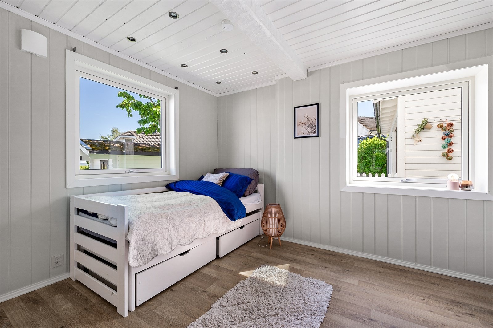 Hyggelig barnerom med utsikt mot hagen. Galleribilde