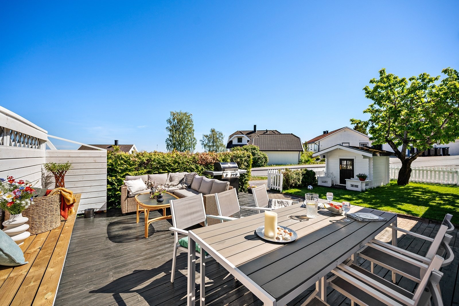 Terrasse med sittegruppe og grill, ideell for sommerdager. Galleribilde