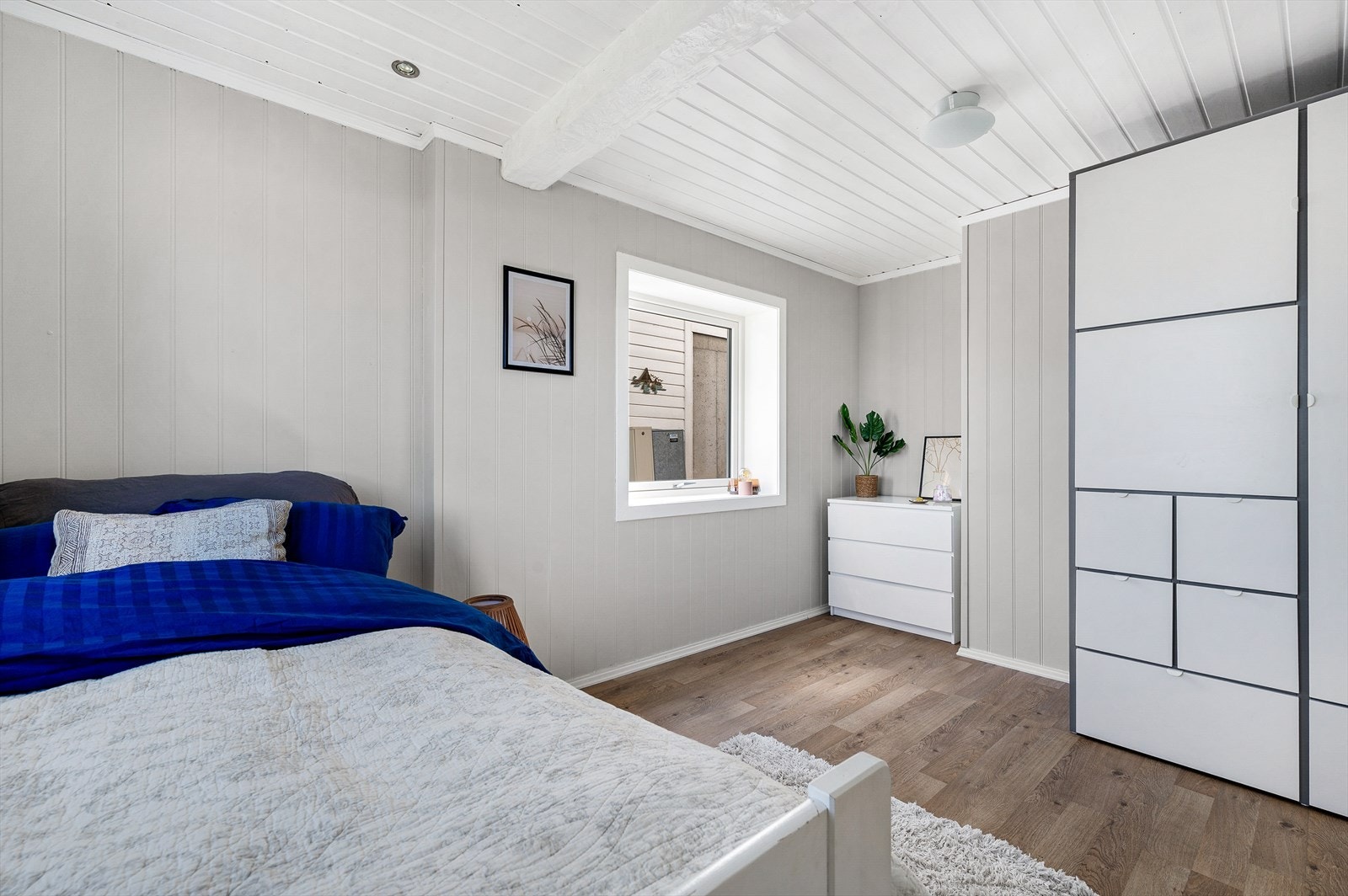 Hyggelig barnerom med utsikt mot hagen. Galleribilde