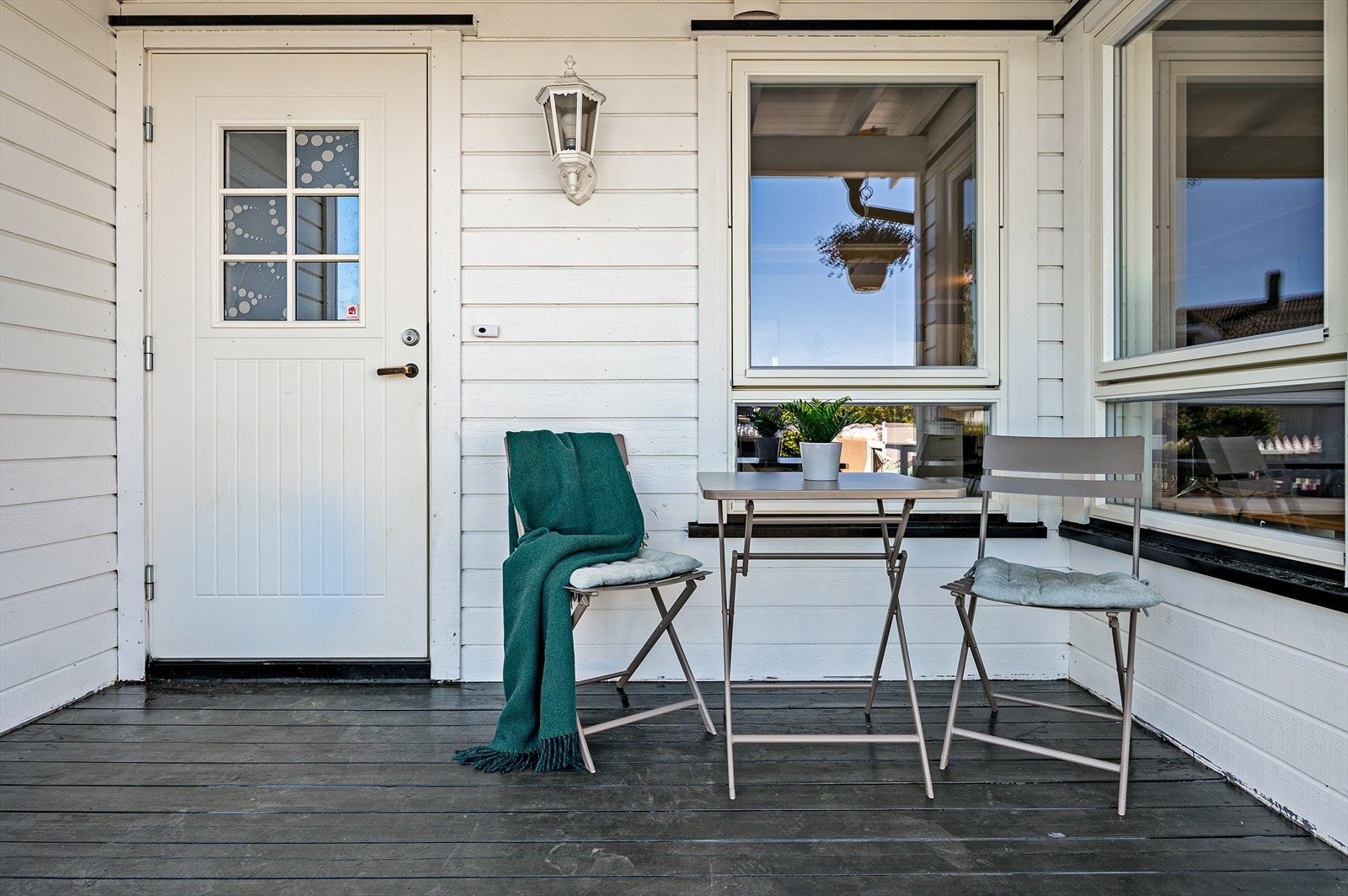 Inngangsparti med hyggelig sitteplass for avslapning. Galleribilde