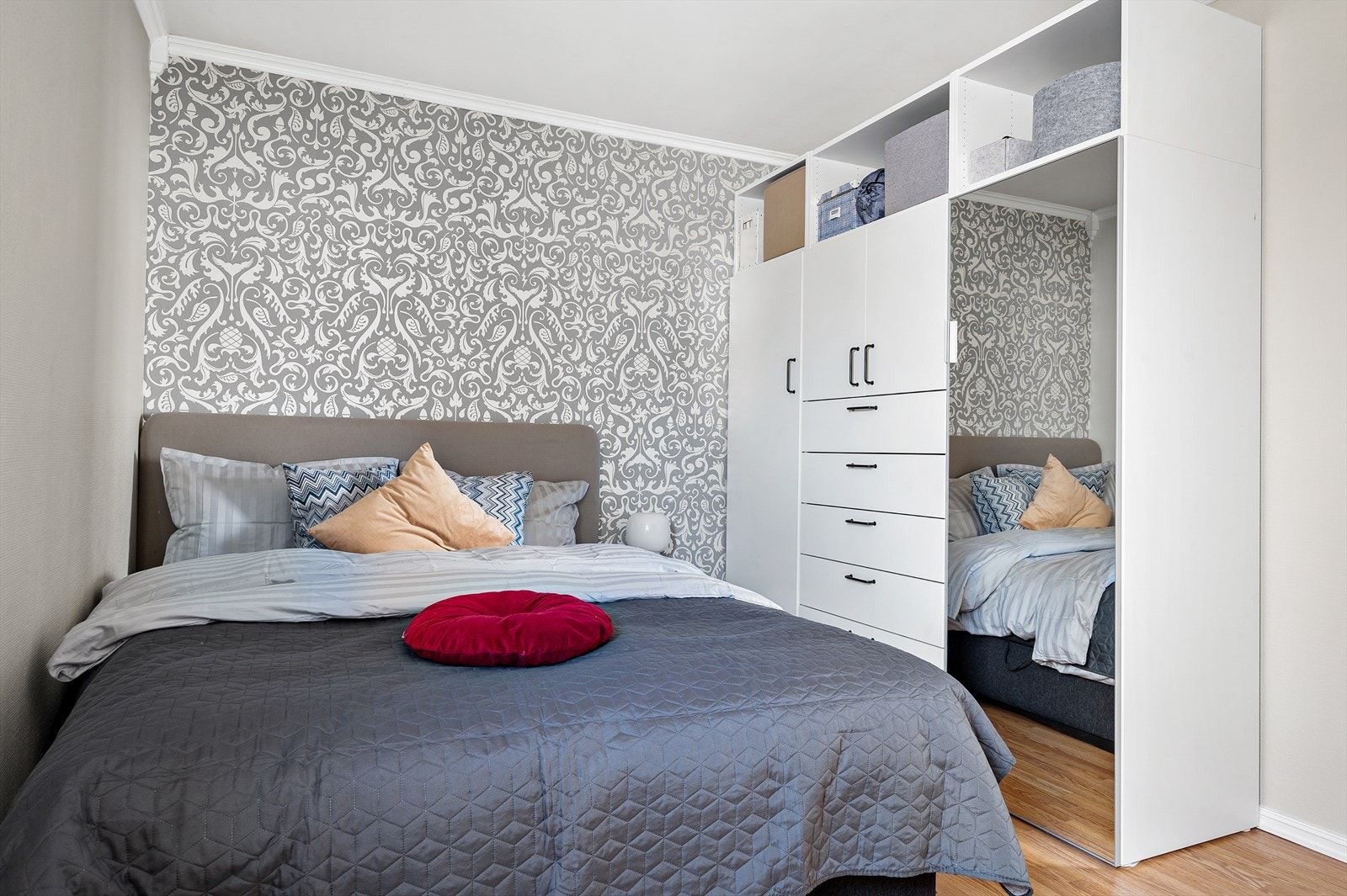 Hovedsoverom er av god størrelse med integrert garderobeskap. Galleribilde