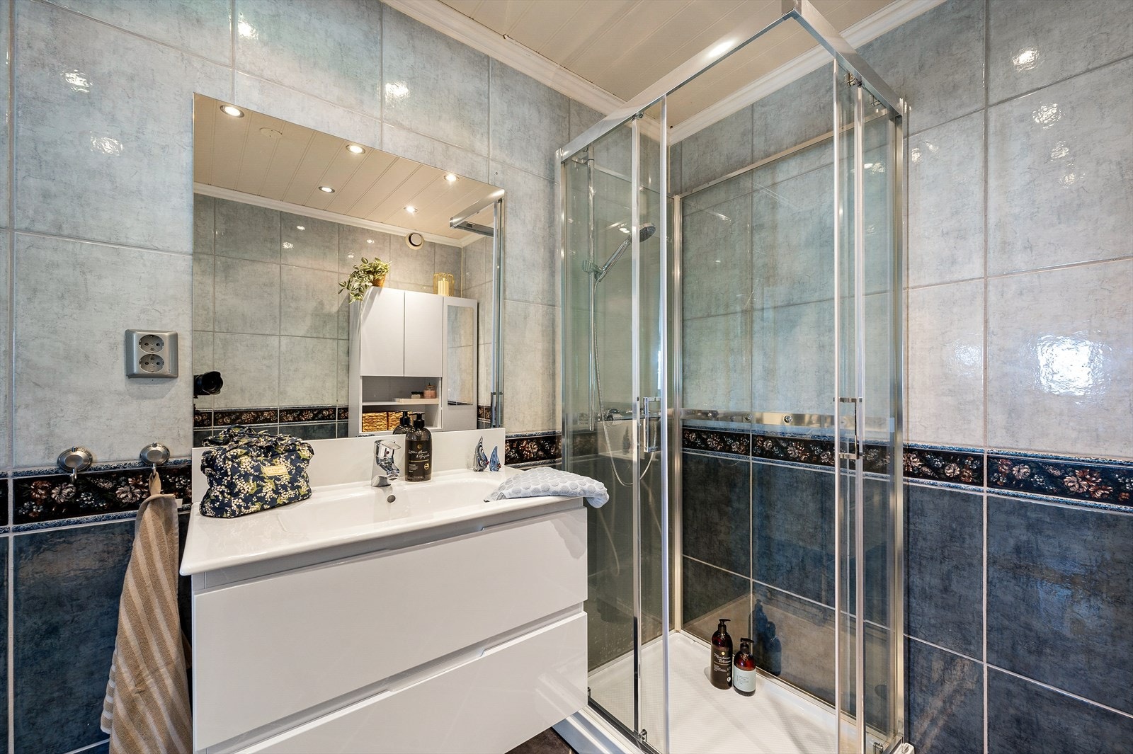 Baderomsinnredningen er fra 2025 og holder en god standard. Galleribilde