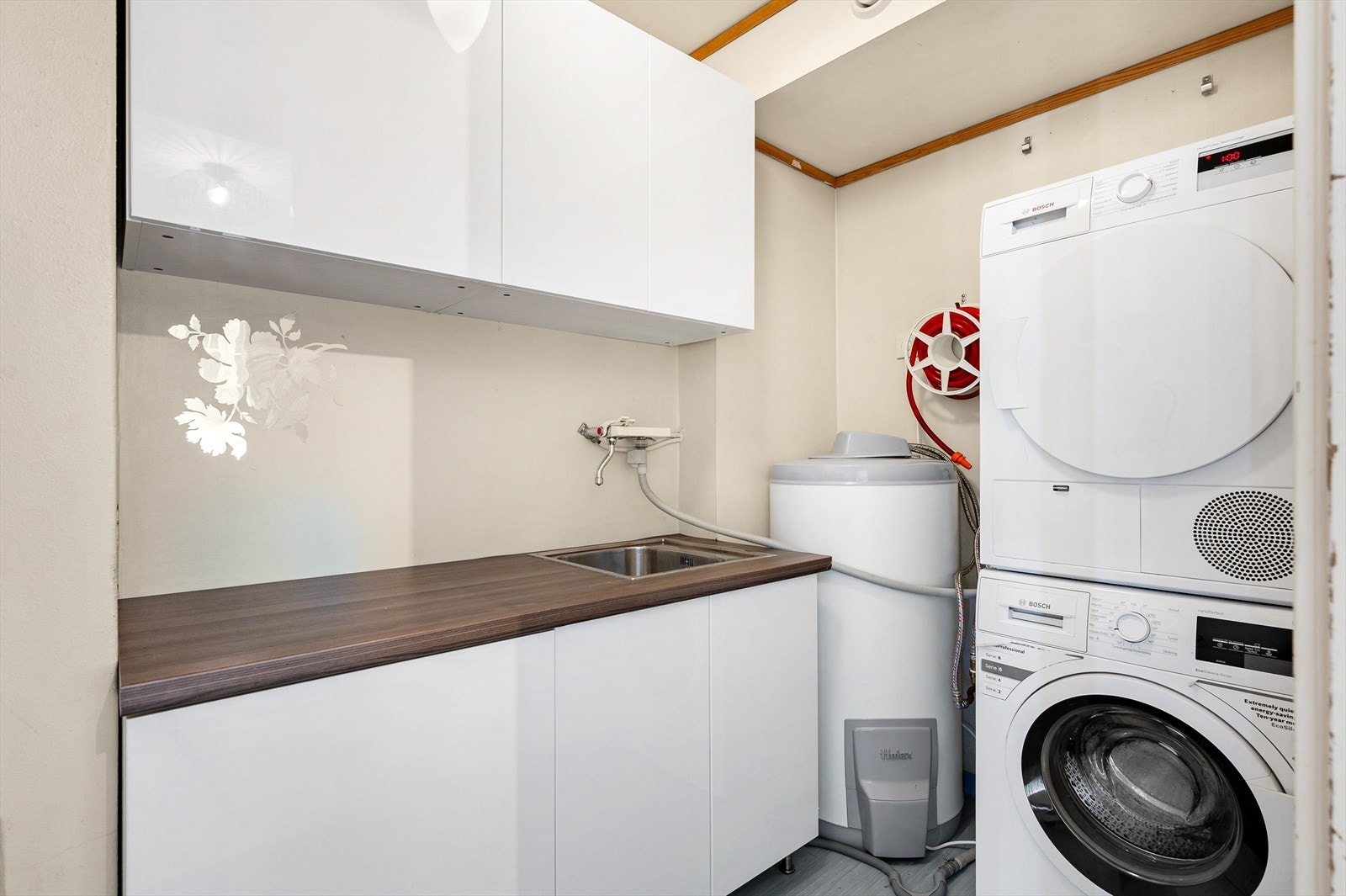 Praktisk vaskerom med vaskemaskin og tørketrommel. Galleribilde