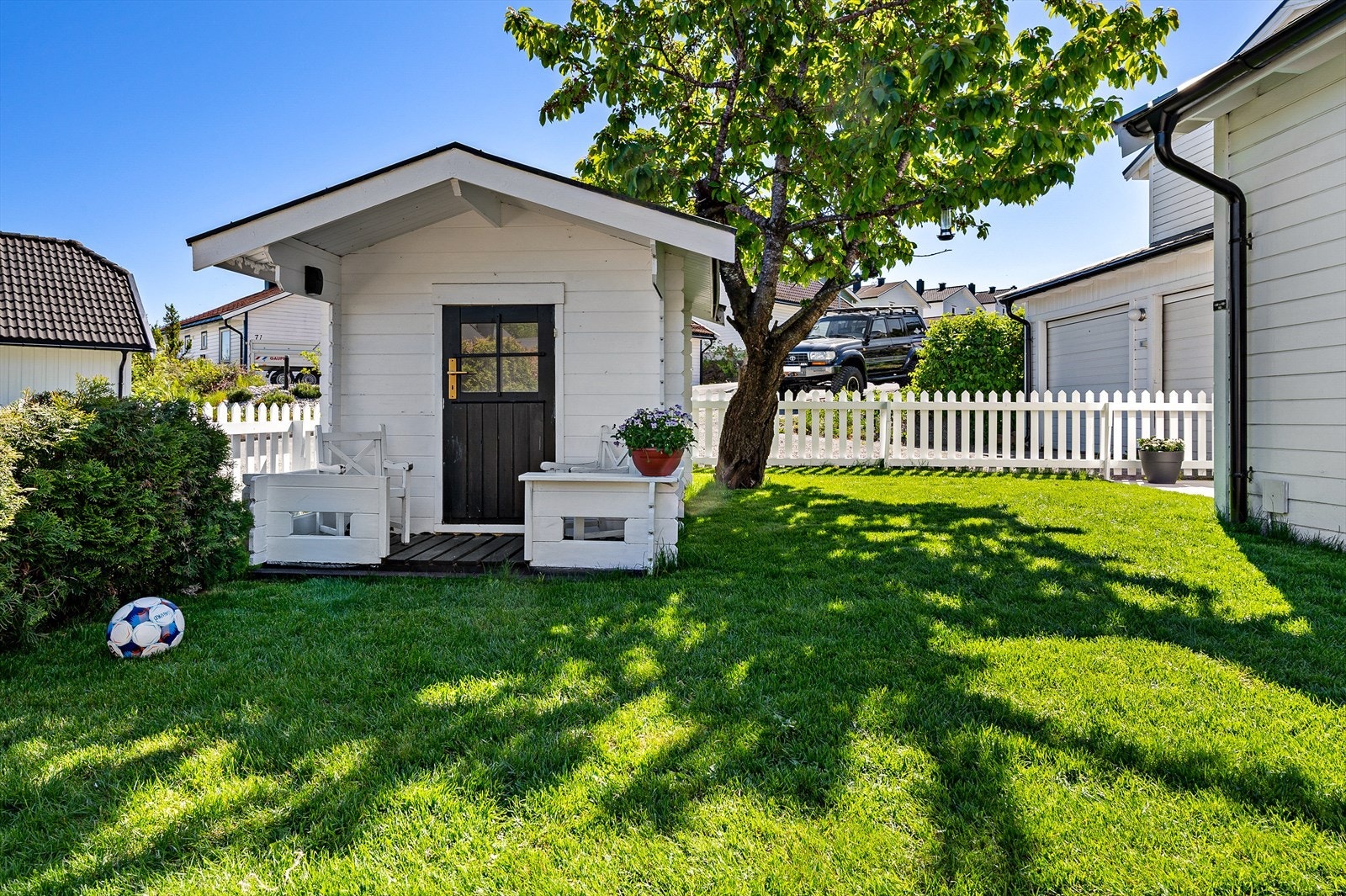 Sjarmerende lekestue i hagen, perfekt for barn. Galleribilde