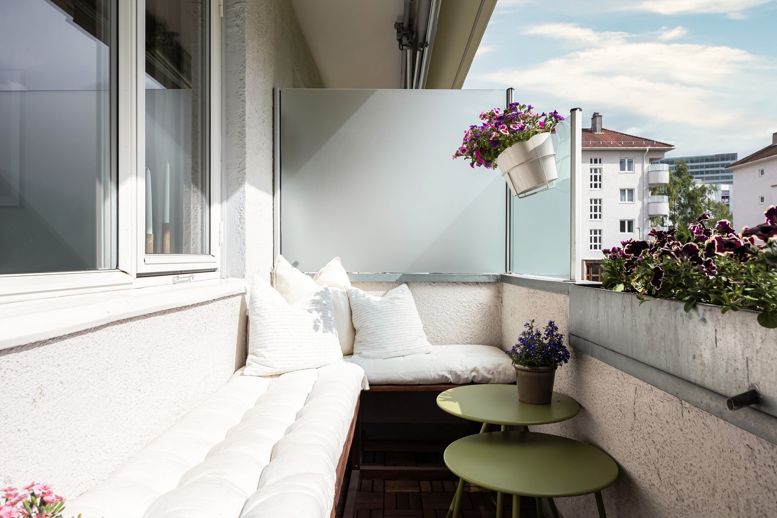 Skjermet og fin balkong med plass til hagemøbler. Galleribilde