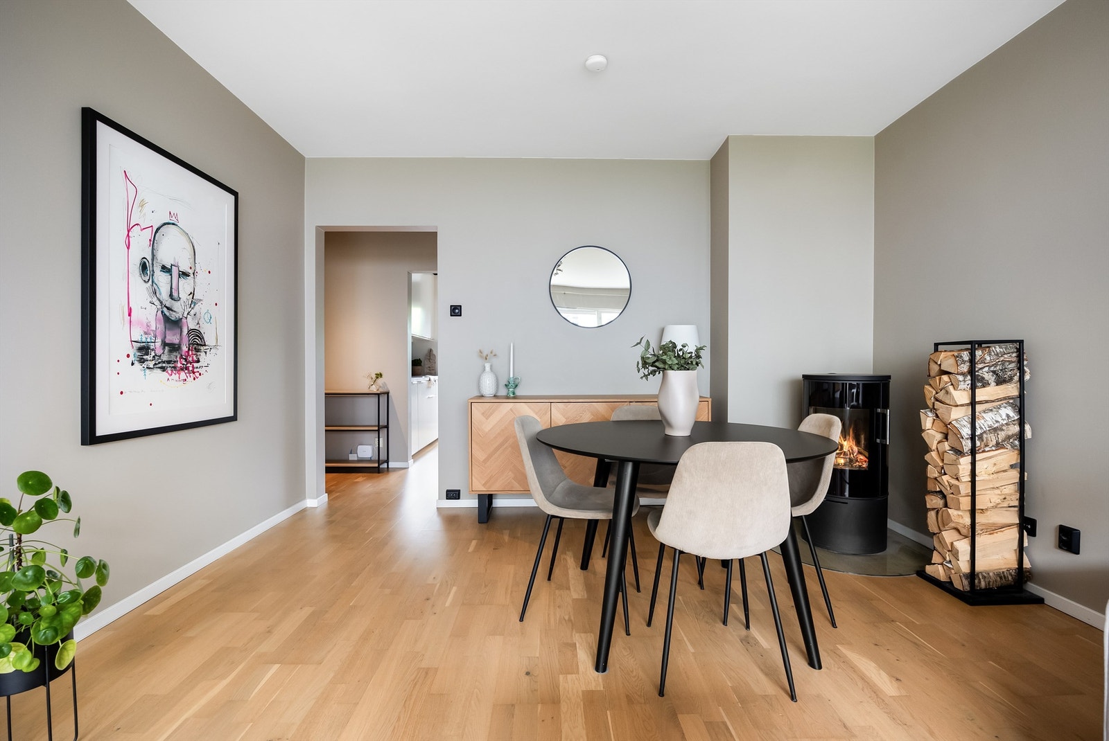 Stuen har fin peisovn som varmer godt på kalde dager. Galleribilde