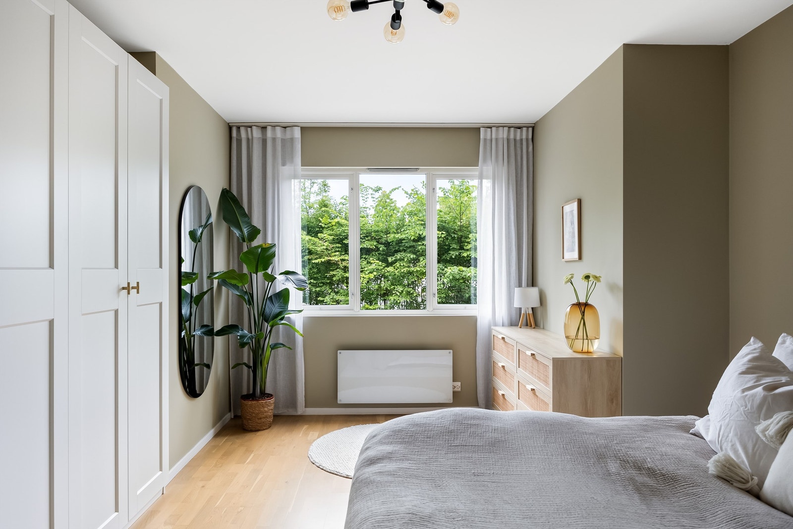 Skaprekke med god lagringsplass på hovedsoverom. Galleribilde