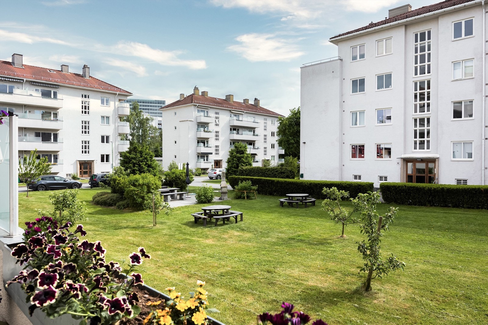 Flott utsyn fra balkongen mot opparbeidet hage. Galleribilde