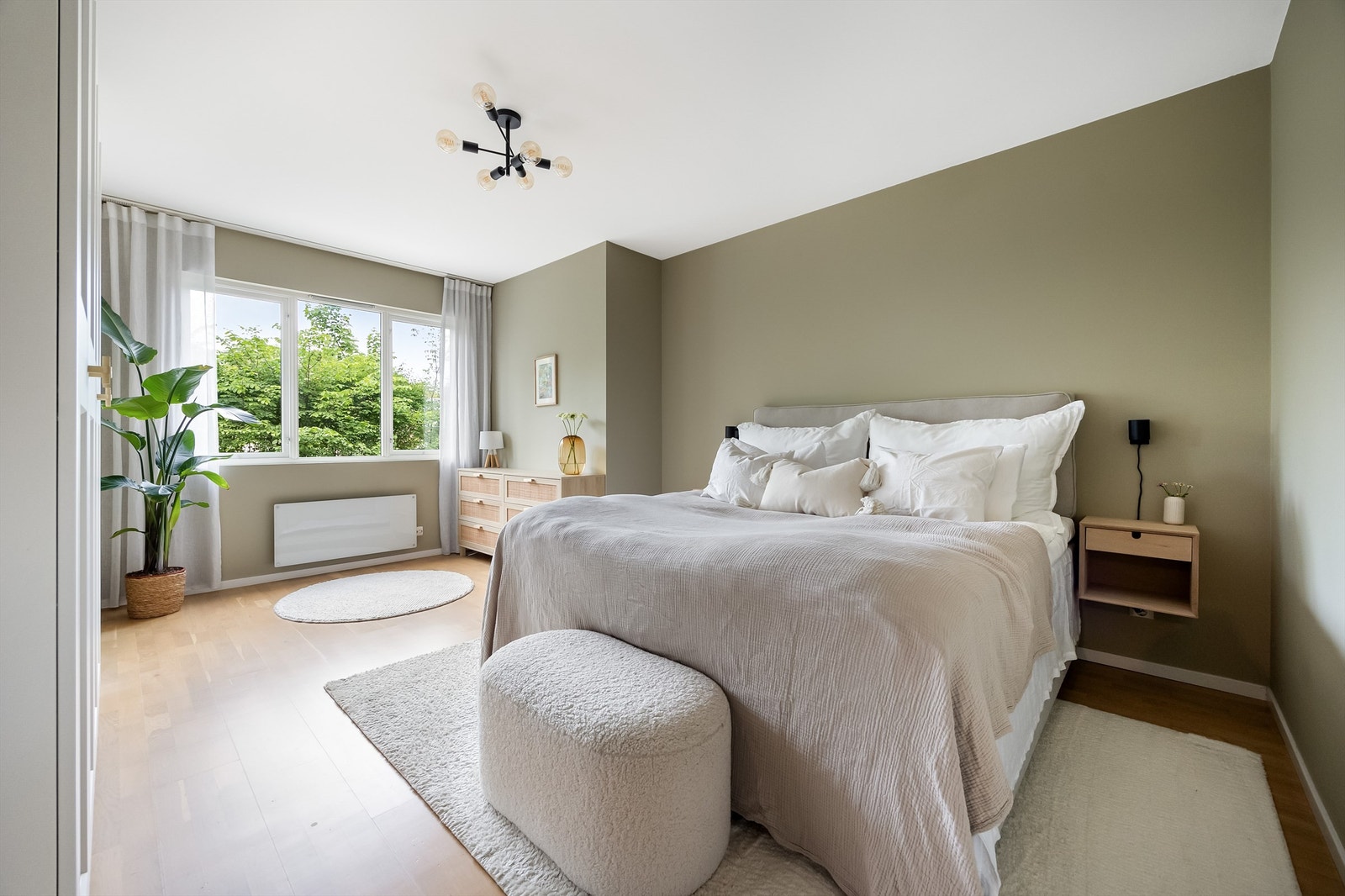 Stort hovedsoverom med god plass til dobbeltseng og nattbord. Galleribilde