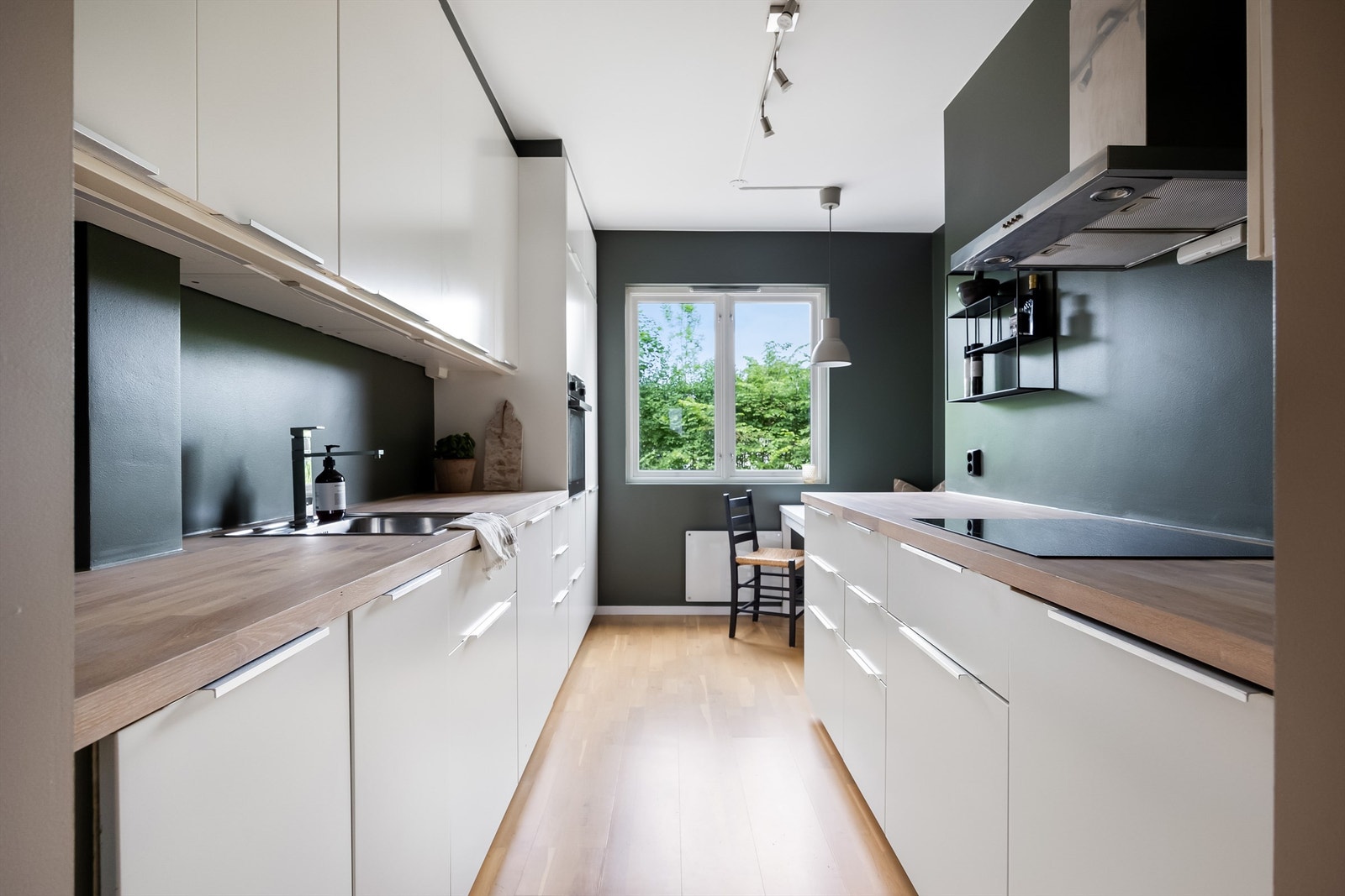 Kjøkken har integrerte hvitevarer. Galleribilde