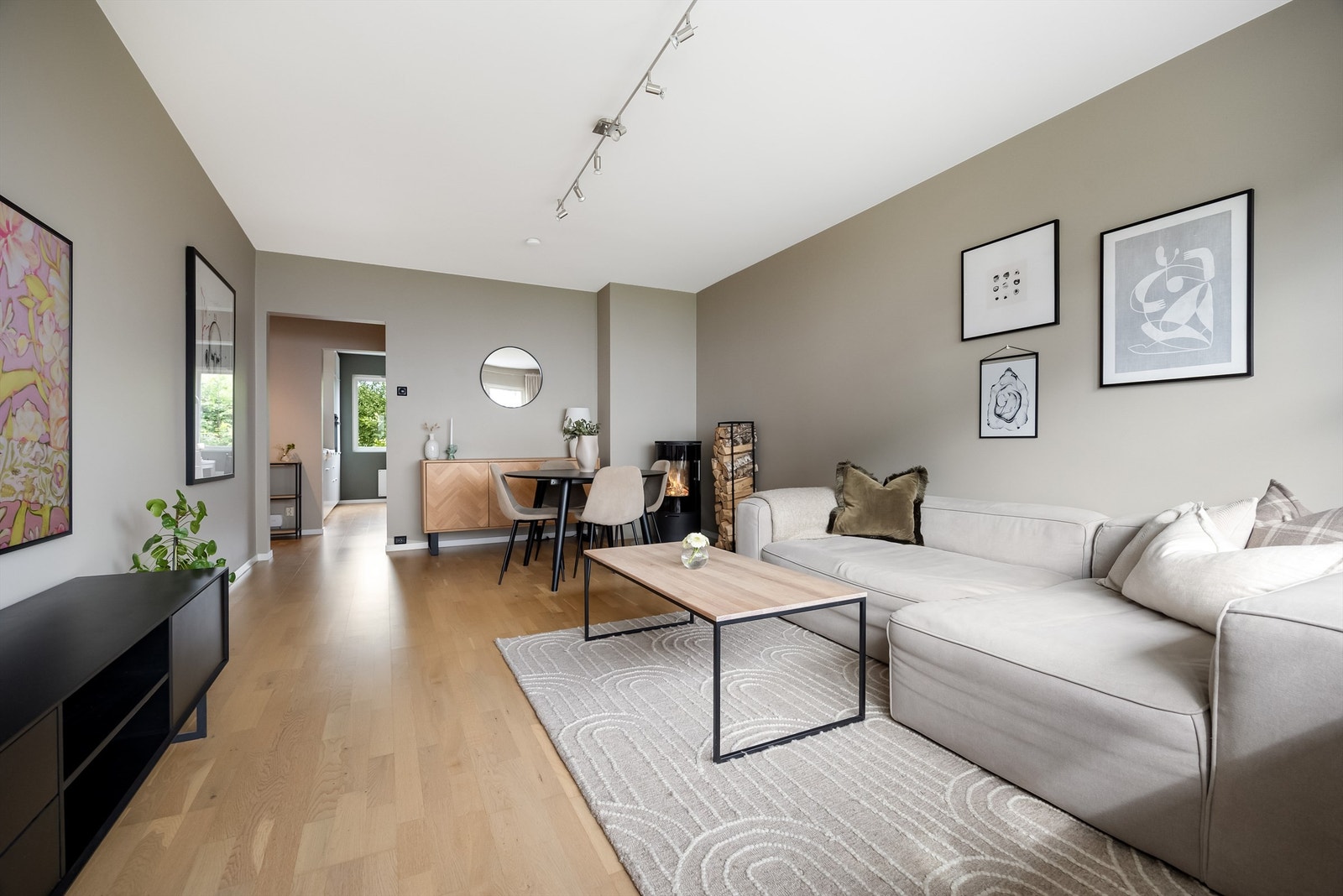 Romslig stue med god plass til både sofagruppe og spisebord. Galleribilde