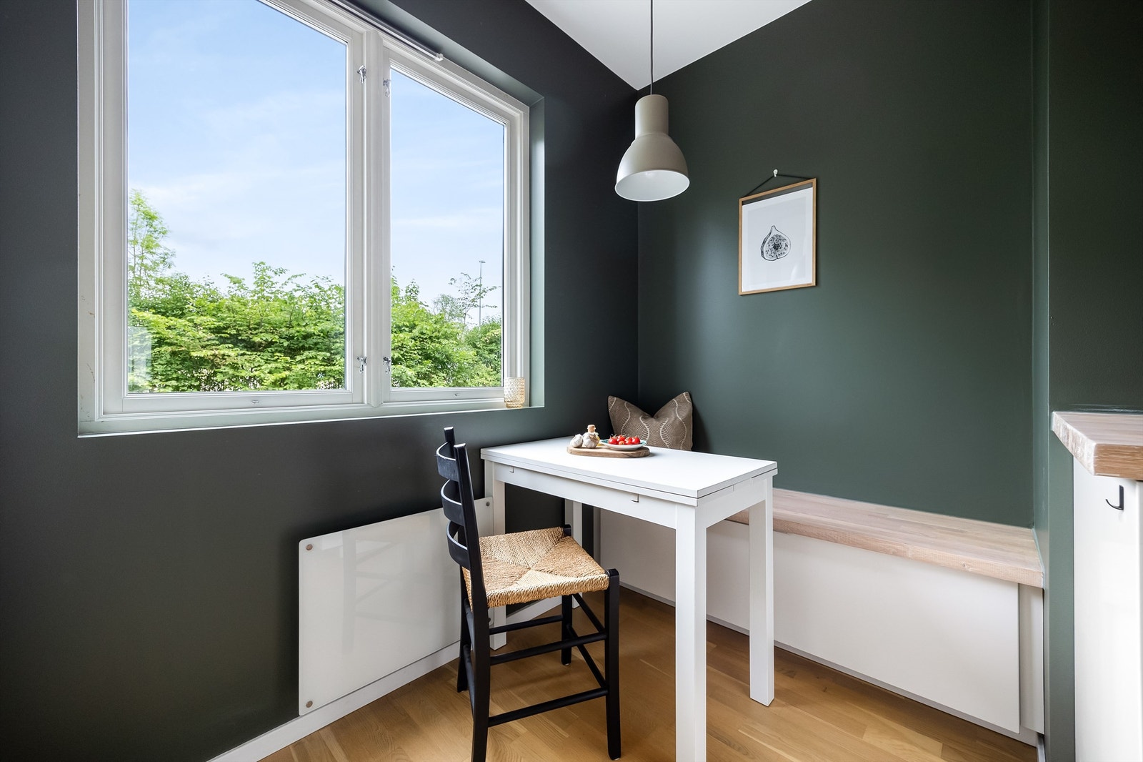 Koselig spisekrok på kjøkken. Praktisk lagringsplass under benken. Galleribilde