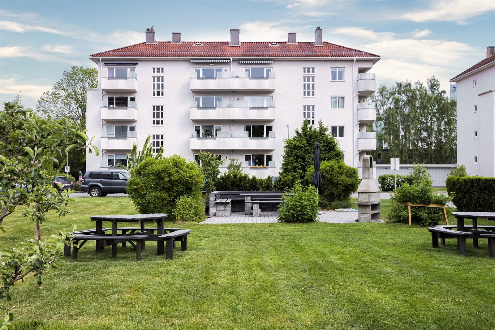 Borettslaget har opparbeidet fellesområde med sittegrupper og utegrill. Galleribilde