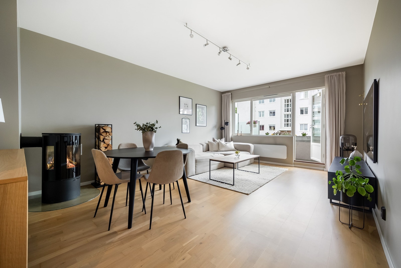 Velkommen til Sørkedalsveien 21 B! Presentert v/ Therese Ekeli Berg i Krogsveen Galleribilde