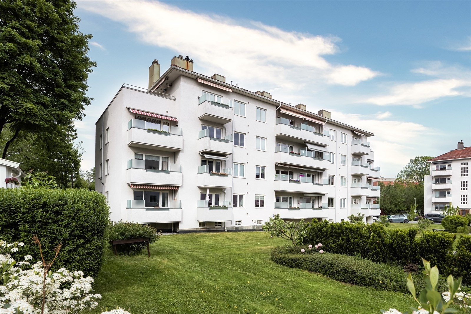 Leiligheten ligger fint i borettslaget med flott grønt utsyn. Galleribilde