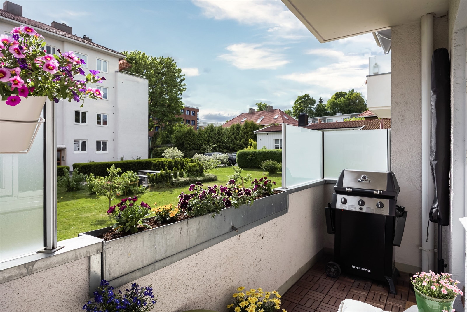 Balkongen vender inn mot hyggelig grønn hage. Galleribilde