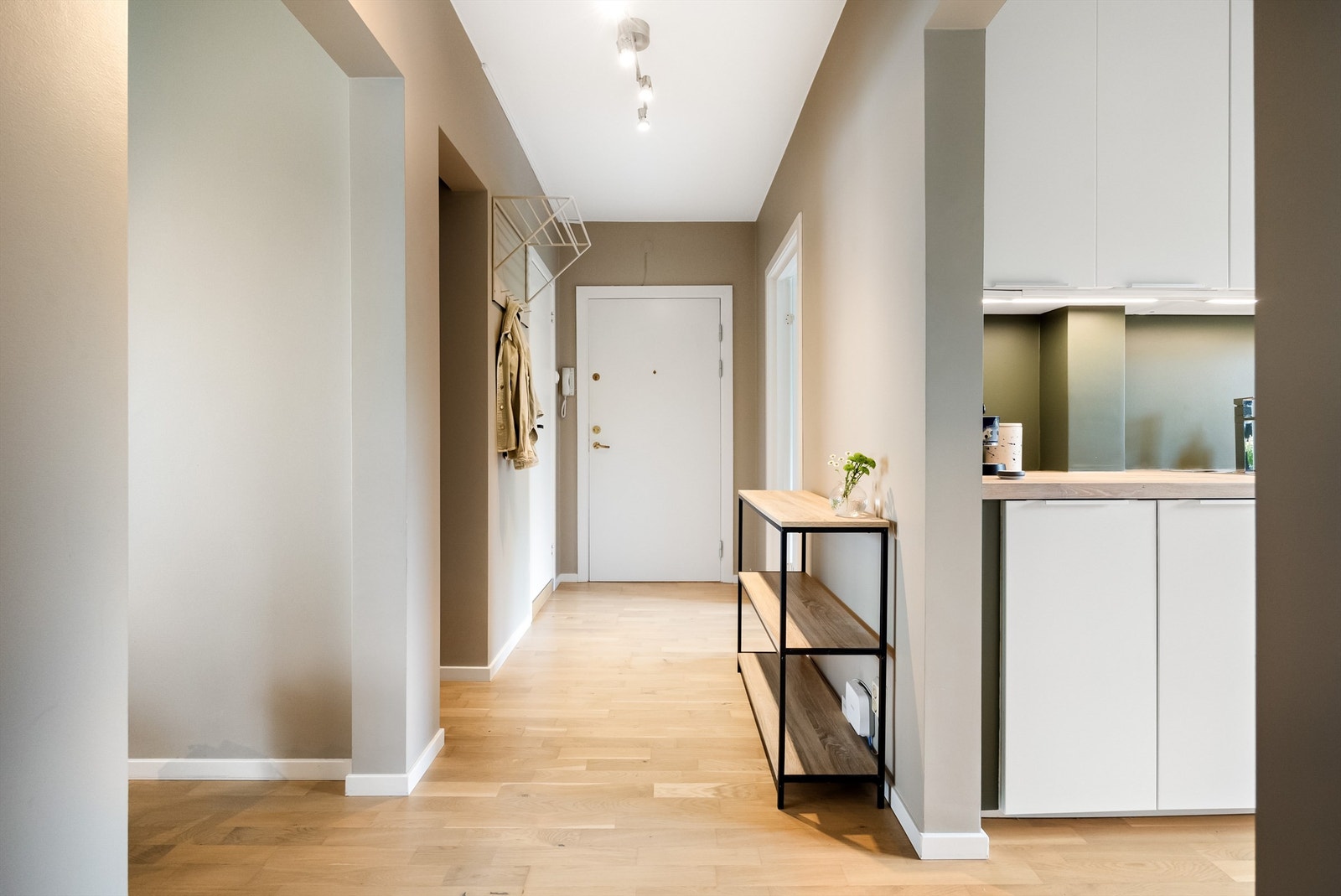 Gang med nisje til klesoppheng og sko. Galleribilde