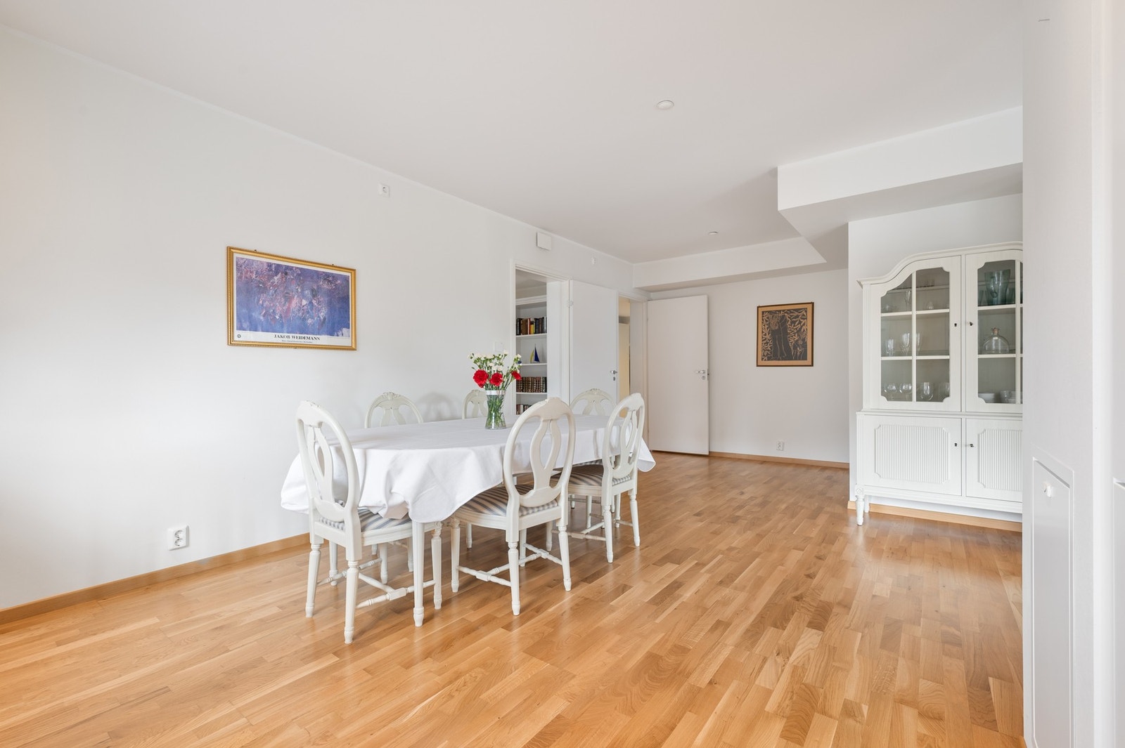 I tilknytning til kjøkkenet er det rom for en stor spisestue Galleribilde