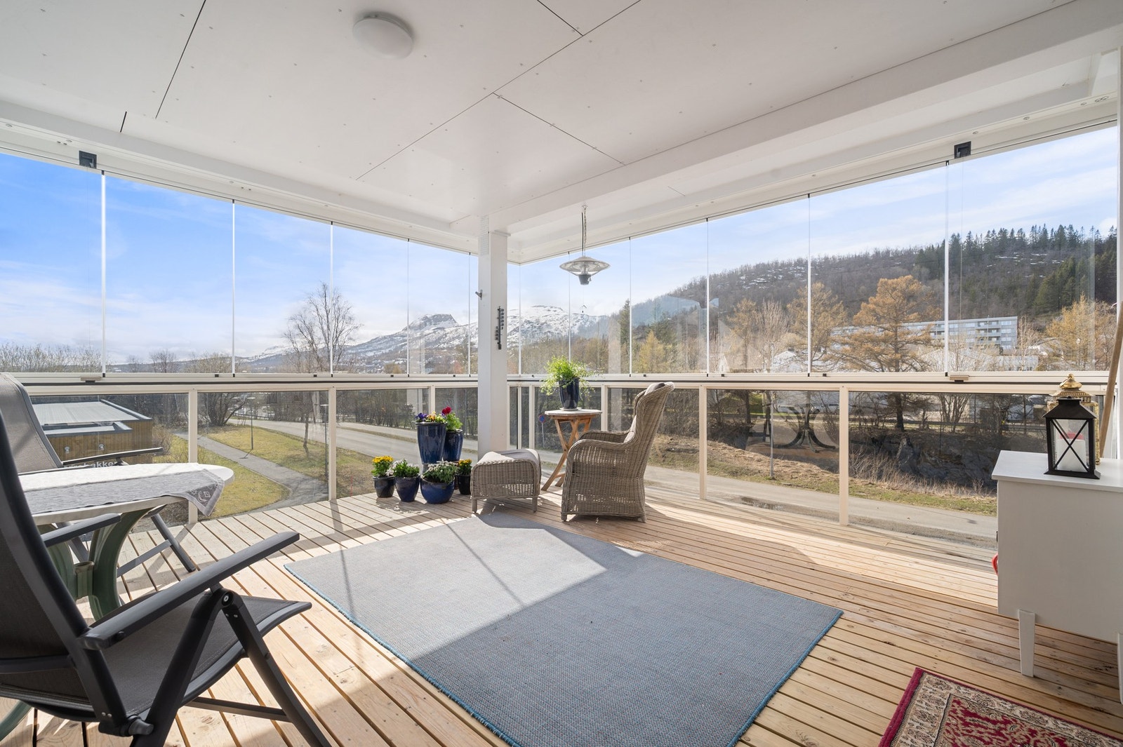 Nyere 4-roms leilighet i Kanebogen med stor og solrik innglasset balkong Galleribilde