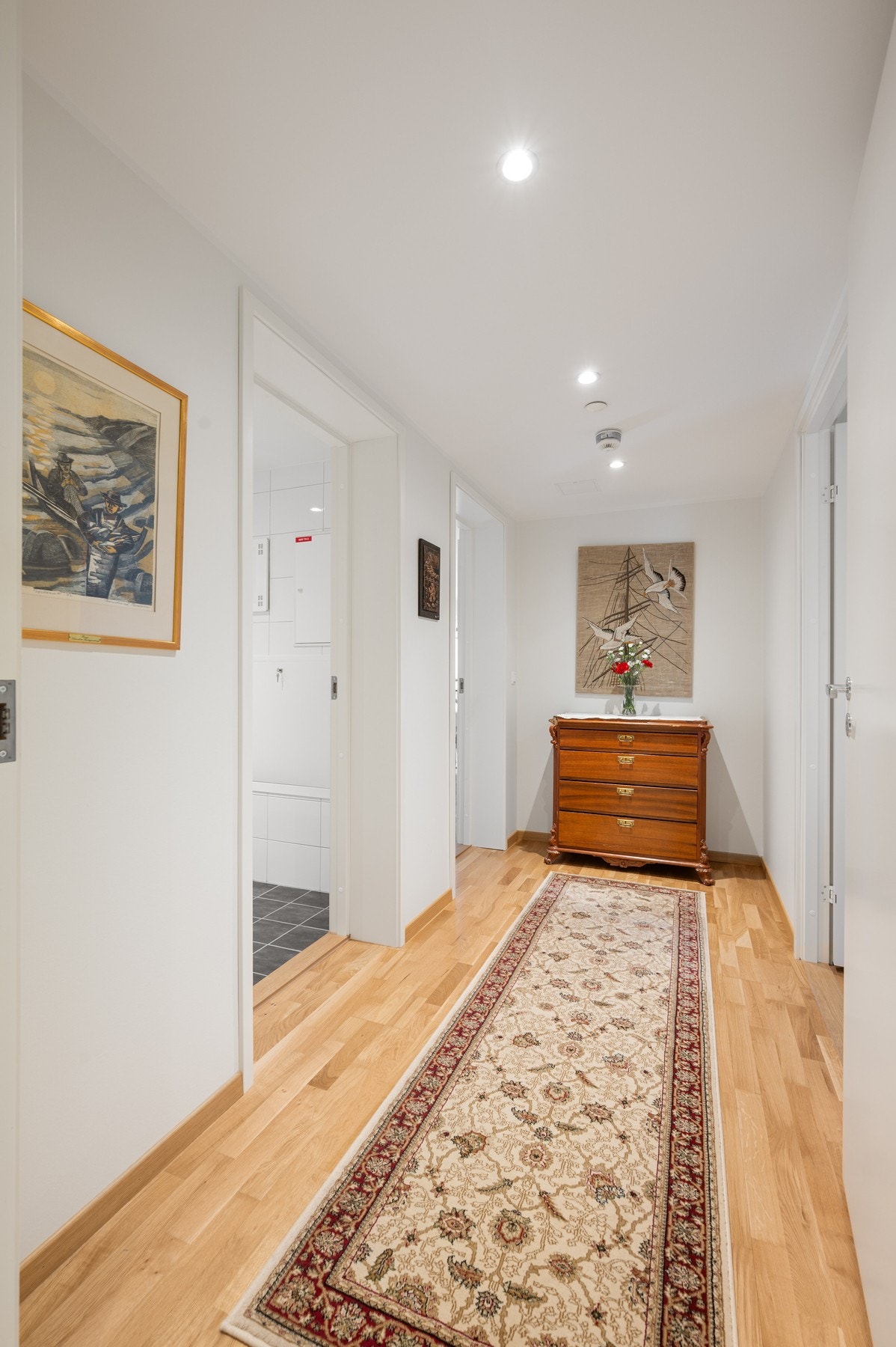 Gang sett fra entré - wc og kjøkken til venstre og soverom på høyre side Galleribilde