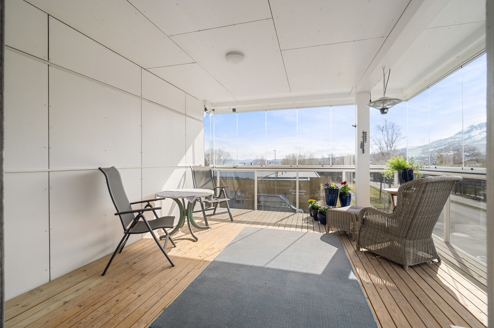 Den innglassede balkongen er sørvendt med gode solforhold og god plass til møblement Galleribilde