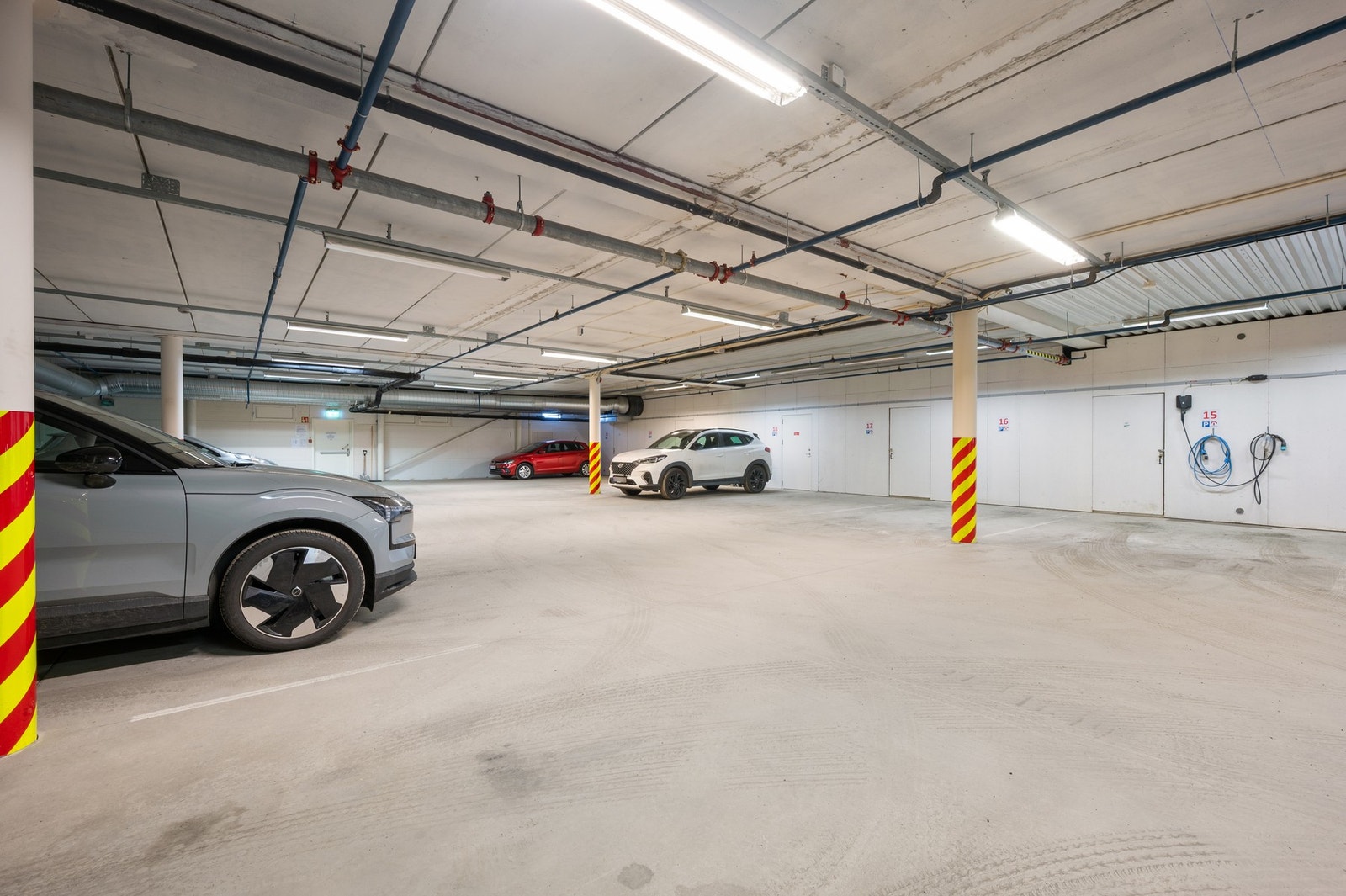 Parkeringsplass i felles garasjeanlegg, samt egen bod i samme etasje Galleribilde