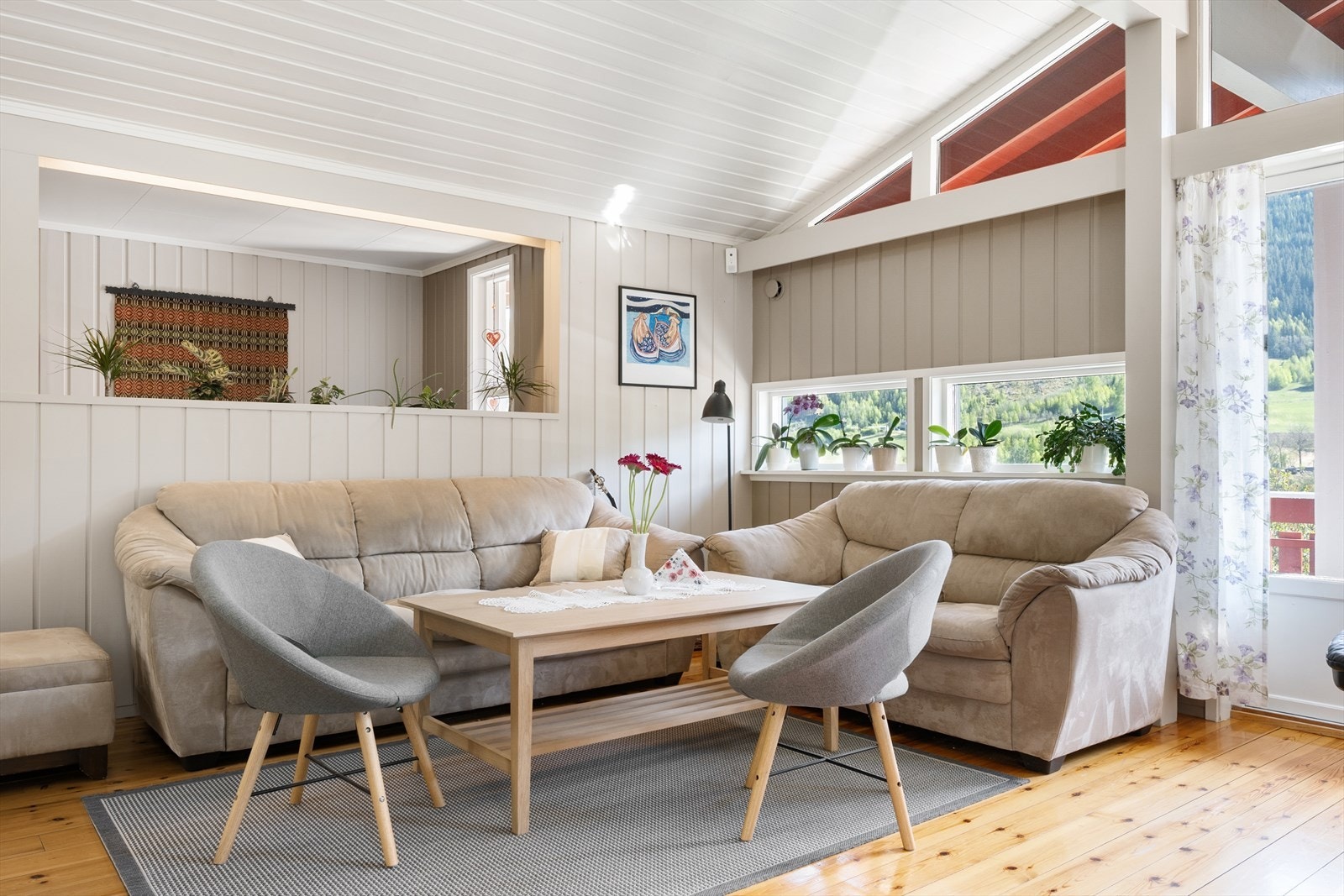 Fra sofakroken har man fint utsyn mot nærområdet. Galleribilde