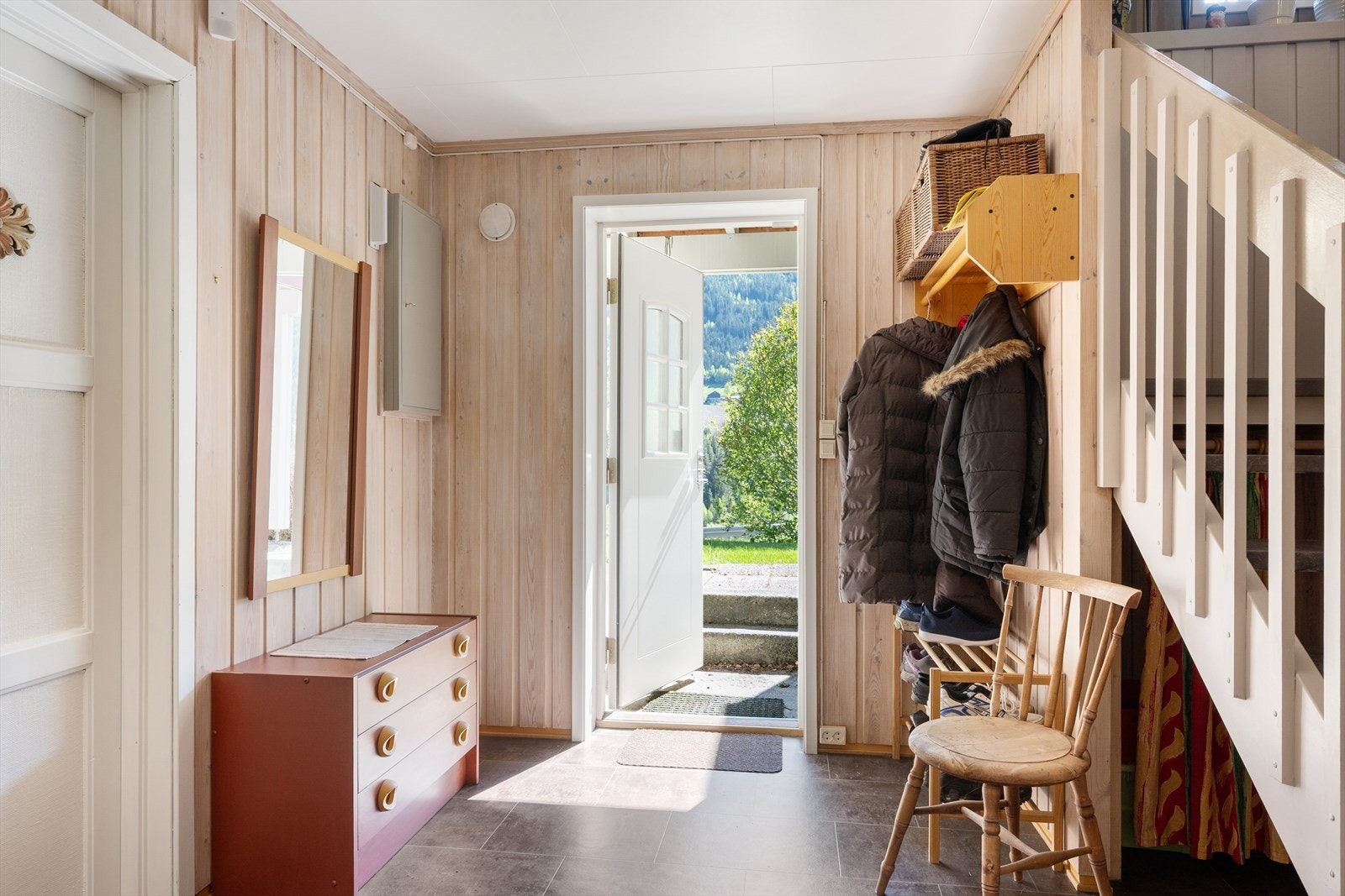 Gangen er romslig med god plass til både entrémøbler og klær. Galleribilde