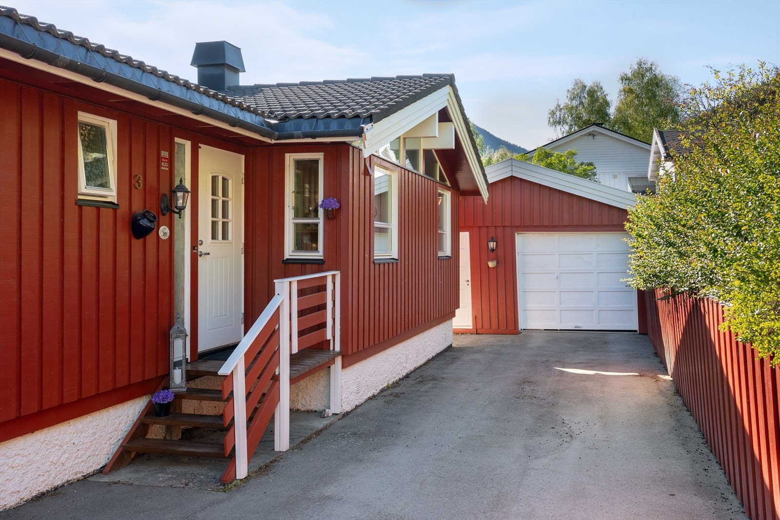 Enkel, flat adkomst og et hyggelig inngangsparti ønsker deg velkommen. Galleribilde