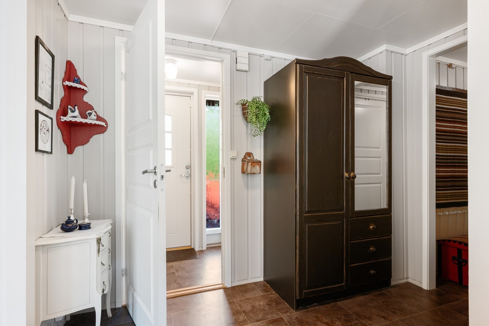Entréen og gangen er lys og hyggelig, og det er plass til garderobeskap for oppbevaring av klær/sko mm. Galleribilde