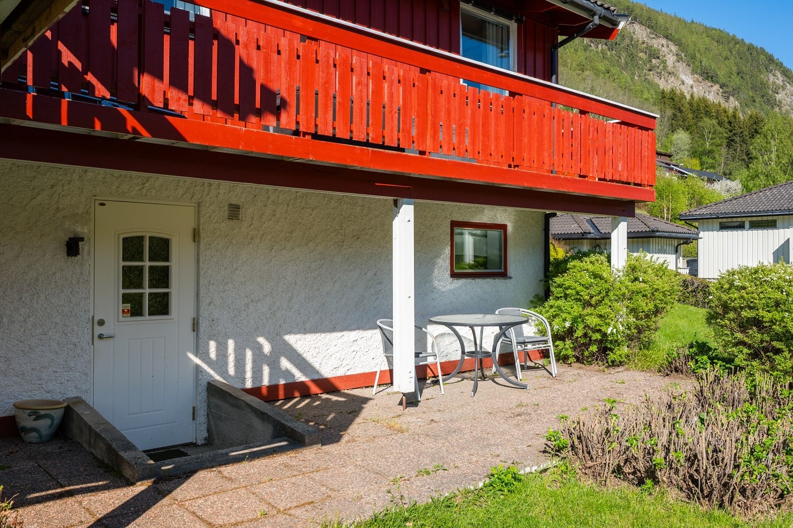 Underetasjen har både utvendig og innvendig adkomst. Galleribilde