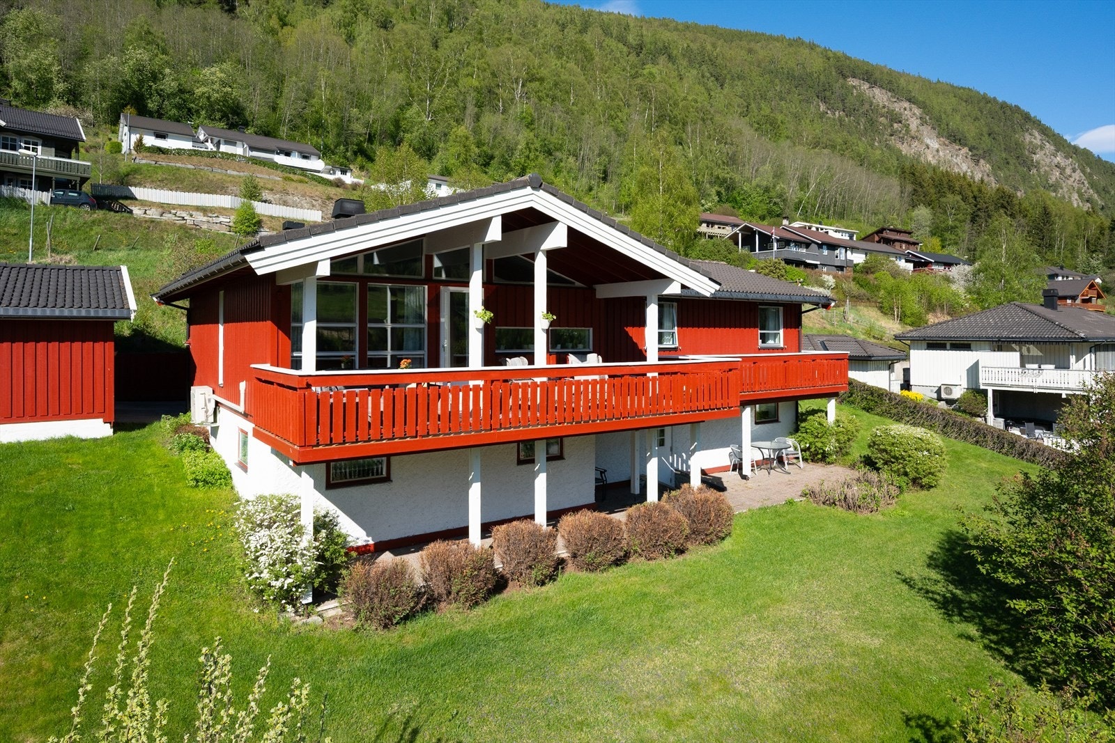 Området er svært familievennlig m/nærhet til fotballøkke og akebakke, og kort vei til barnehage/skole. Det er busstopp rett utenfor boligen. Galleribilde