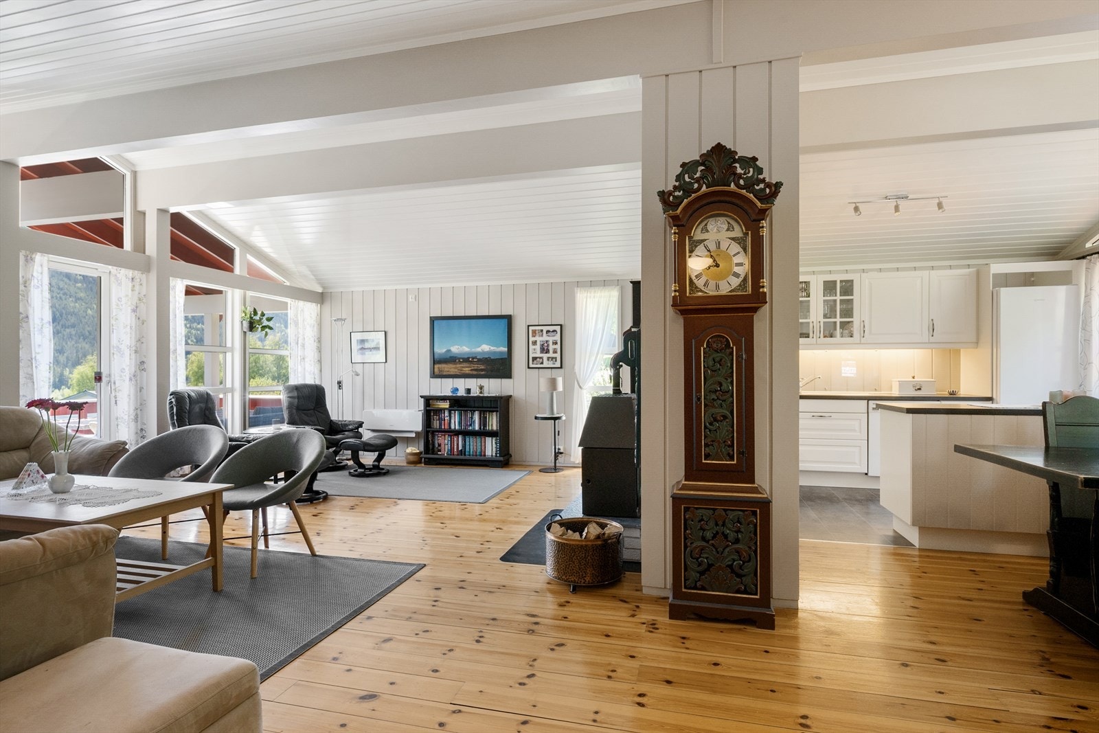 Overflater er holdt i lyse og moderne farger, og skråhimling gir økt romfølelse. Galleribilde