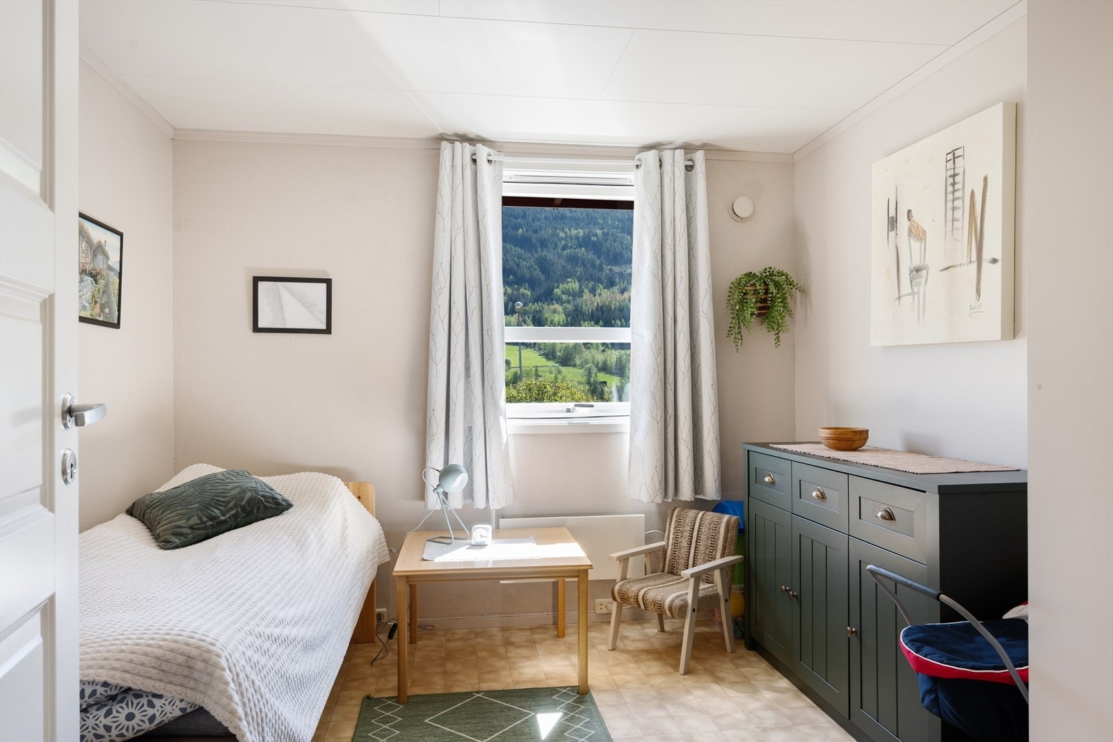 Soverom 2 - Det er garderobeskap i to av rommene. Galleribilde