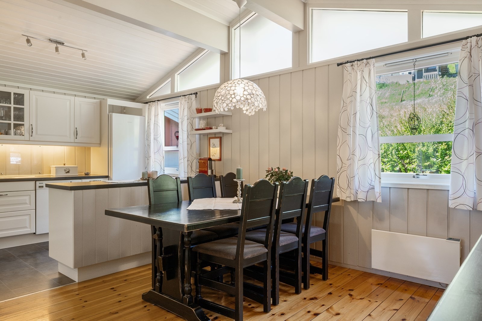 En hyggelig spiseplass i tilknytning til kjøkkenet. Galleribilde