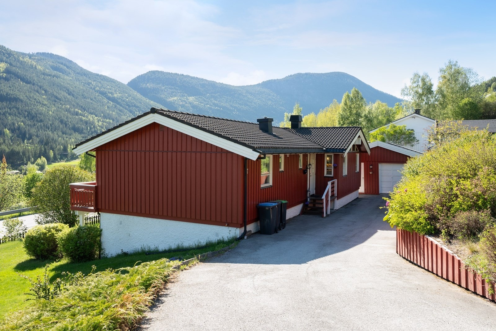 Boligen har asfaltert adkomst og gårdsplass. Galleribilde