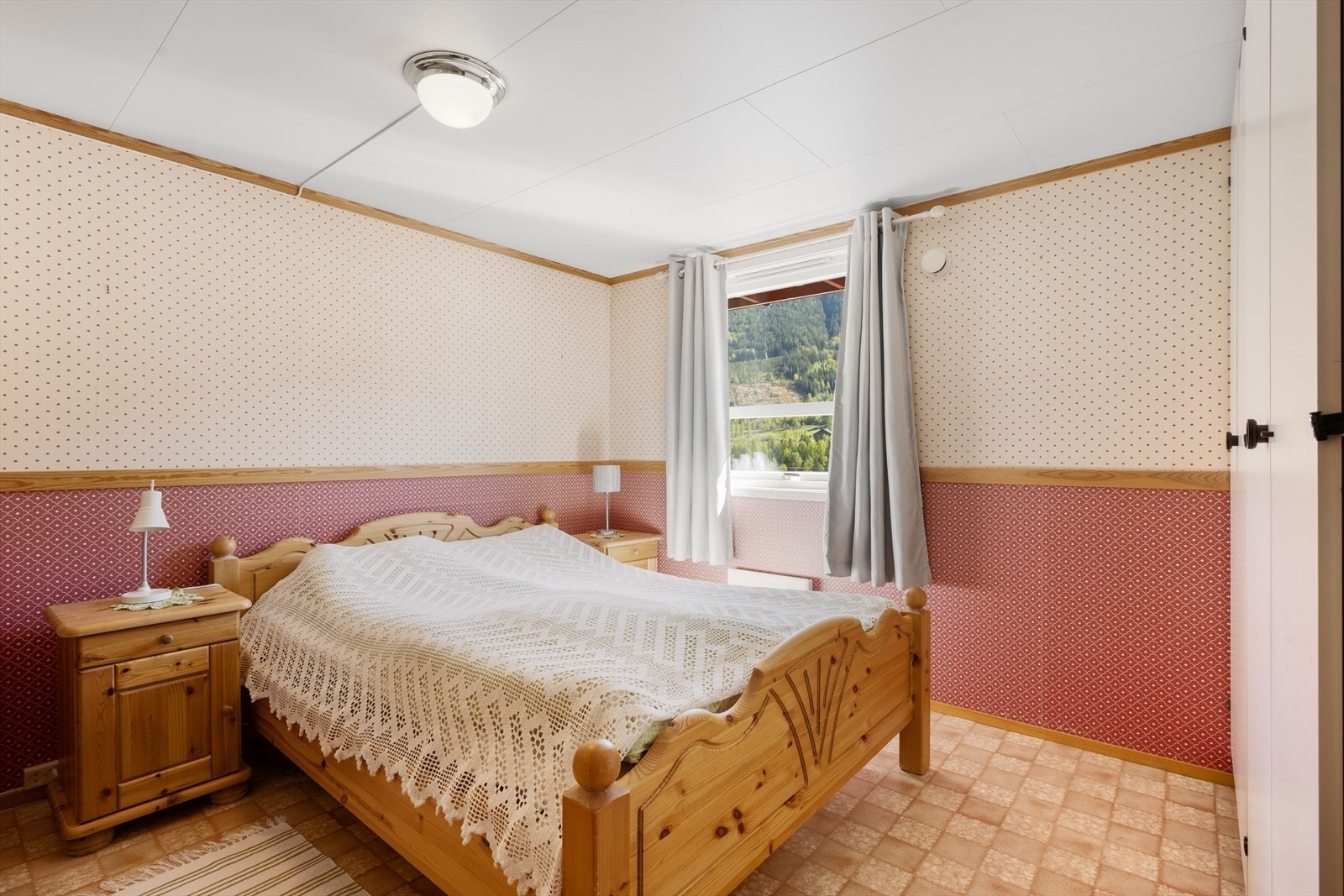 Hovedsoverom - Det er til sammen tre godkjente soverom. I tillegg er det et innredet soverom i boligens underetasje. Galleribilde