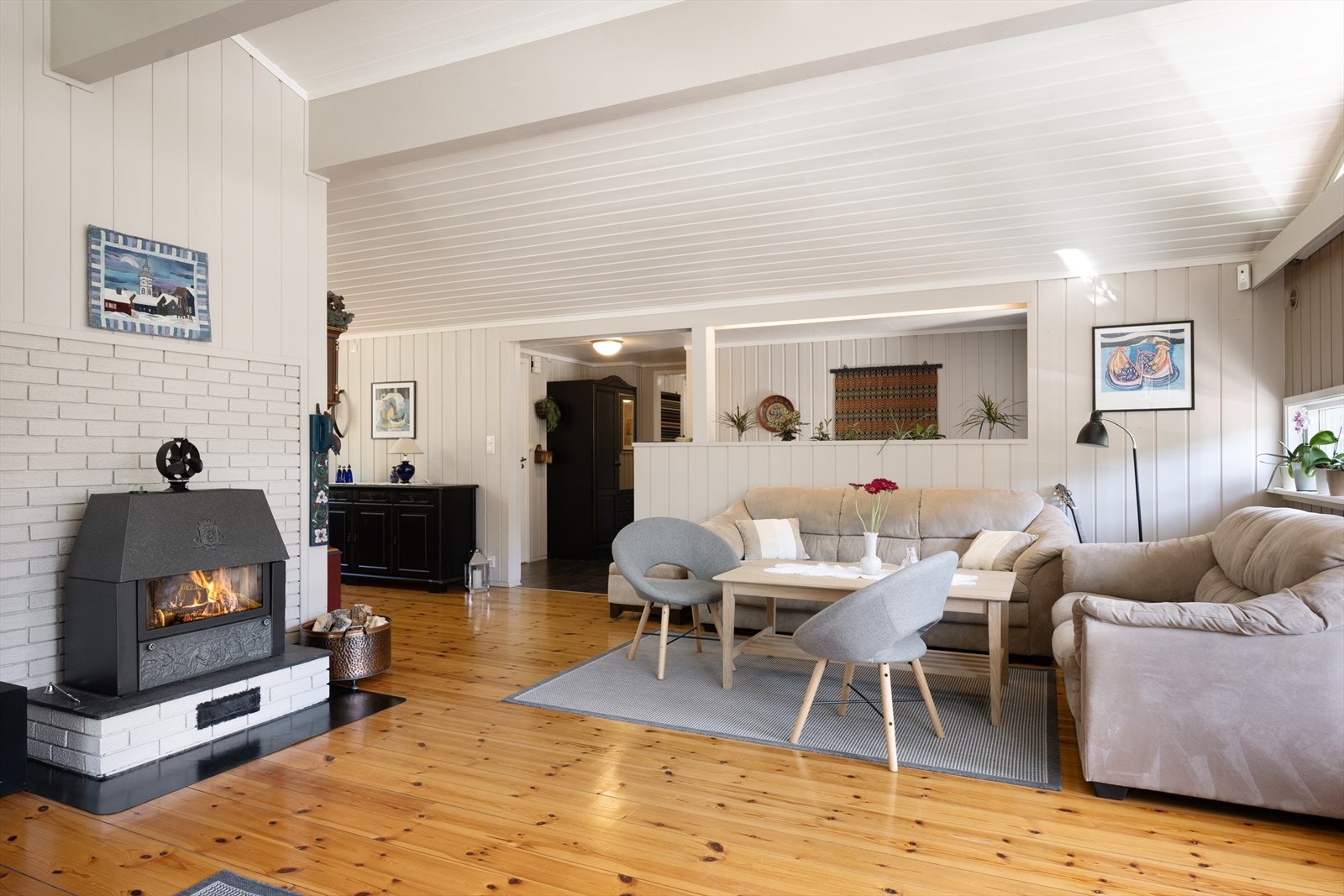 En hyggelig peisovn sørger for varme og hygge, og varmepumpe sørger for jevn temperatur. Galleribilde