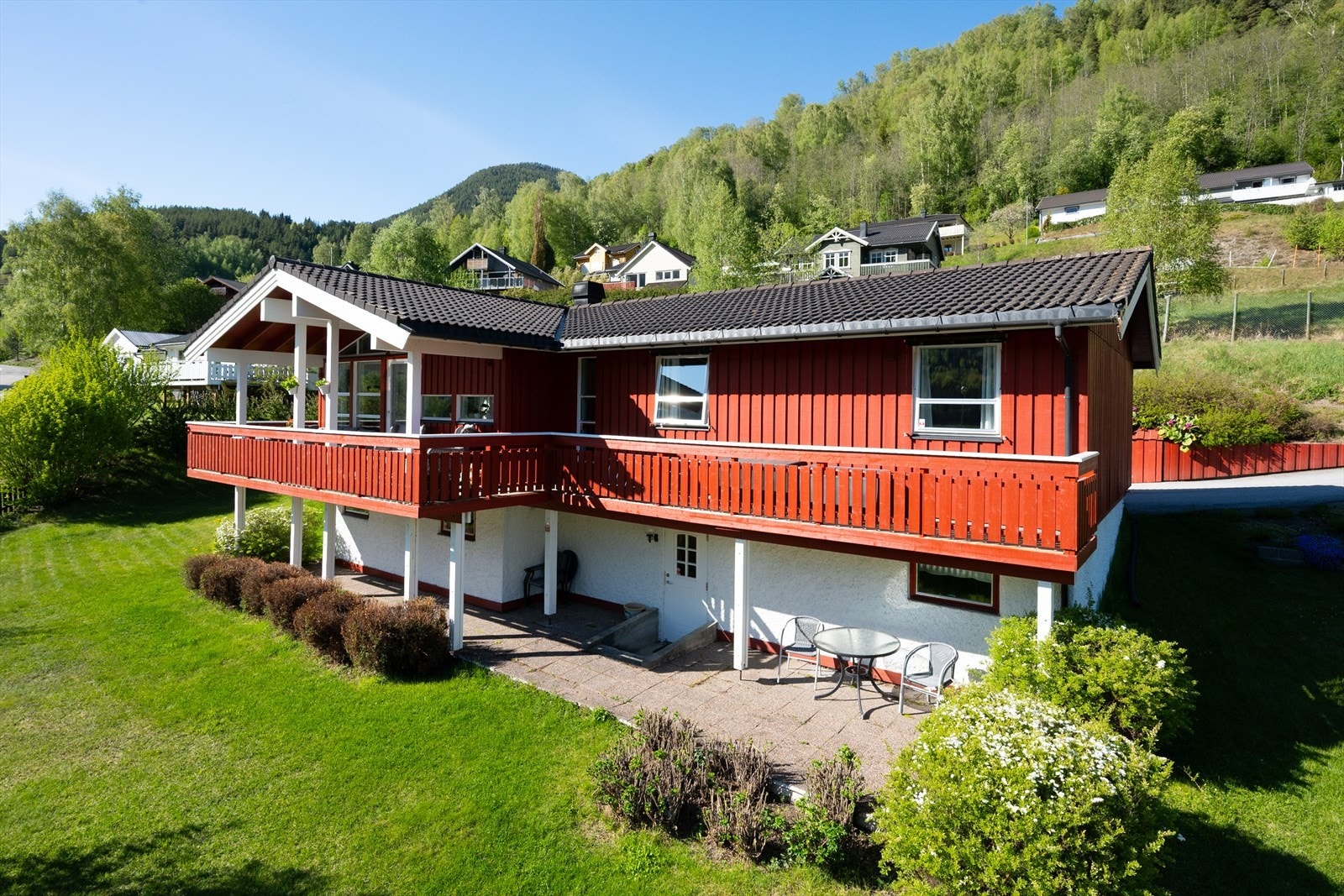 Tomten er pent opparbeidet med gressplen, hekkeplanter samt busker/trær, og rundt deler av eiendommen er det gjerde. Galleribilde