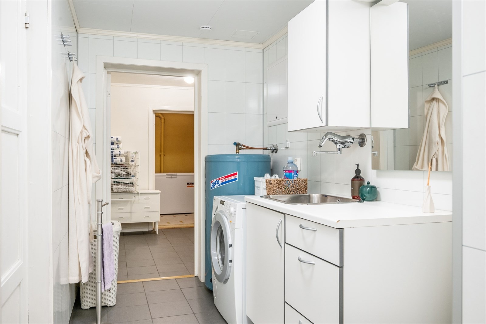 Vaskerommet er praktisk innredet med lys innredning og opplegg for vaskemaskin, samt vegghengt toalett. Galleribilde