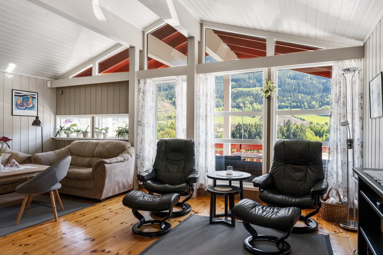 Vinduene slipper inn godt med dagslys. Galleribilde