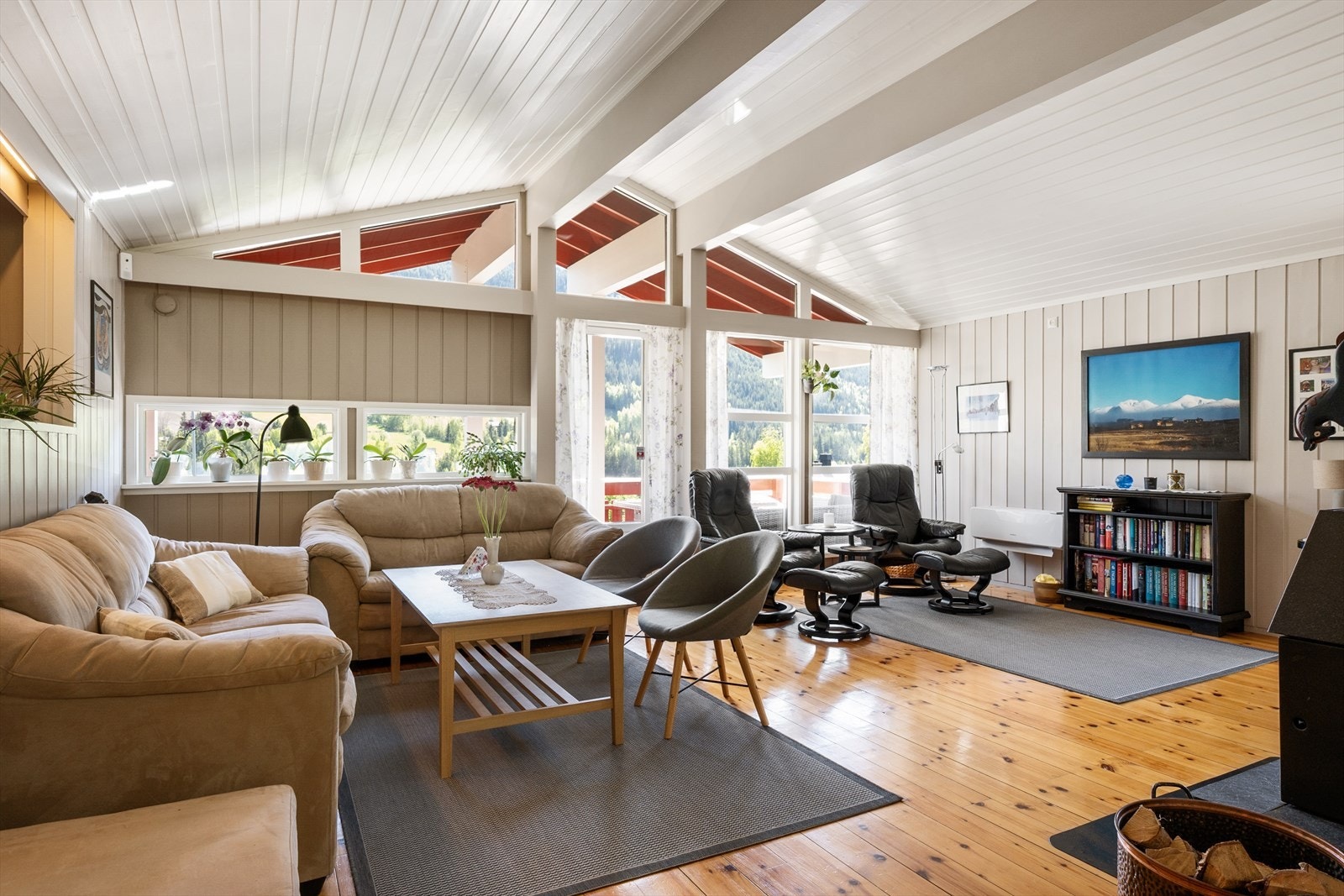 I den luftige stua er det god plass til sofagruppe, lenestoler og TV-møbler mm. Galleribilde