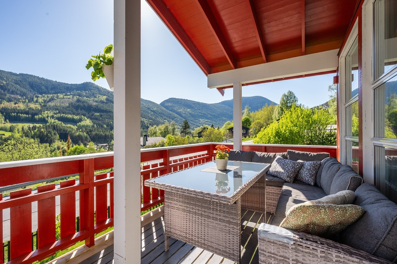 Fra stua er det utgang til en overbygd terrasse. Galleribilde