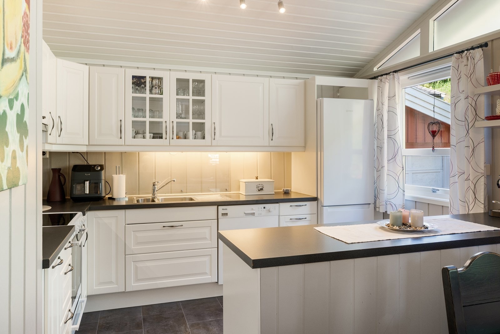 En praktisk kjøkkenøy skiller kjøkkenet fra spisestua. Galleribilde